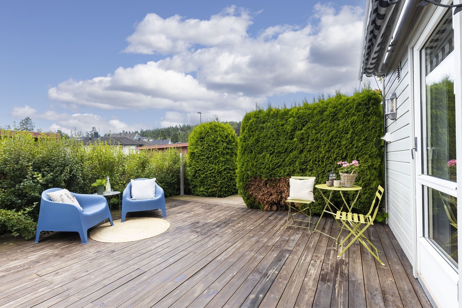 Terrasse har også inngang fra fellesarealet i hagen. Galleribilde