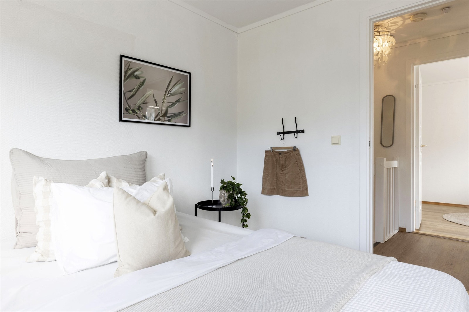 2 etasje inneholder to soverom, walk-in closet og bad Galleribilde