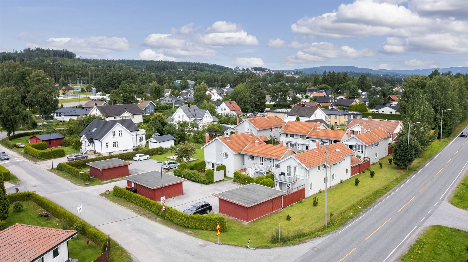 Kort vei til barnehage og skoler, samt Herkules kjøpesenter, Sagasenteret, travbanen og sykehuset. Galleribilde