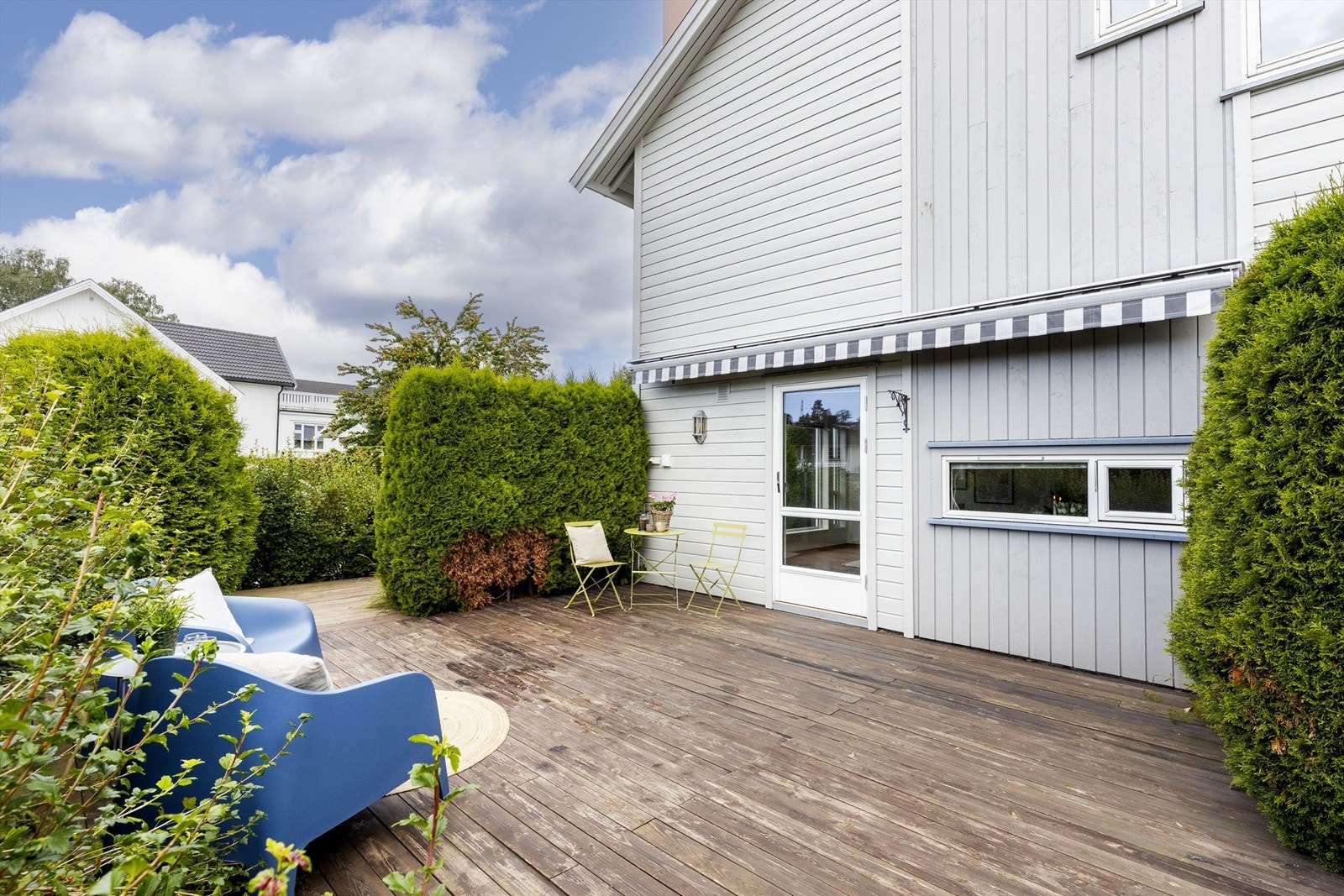 Stor terrasse på 49 m2 og nyere elektrisk terrassemarkise. Galleribilde