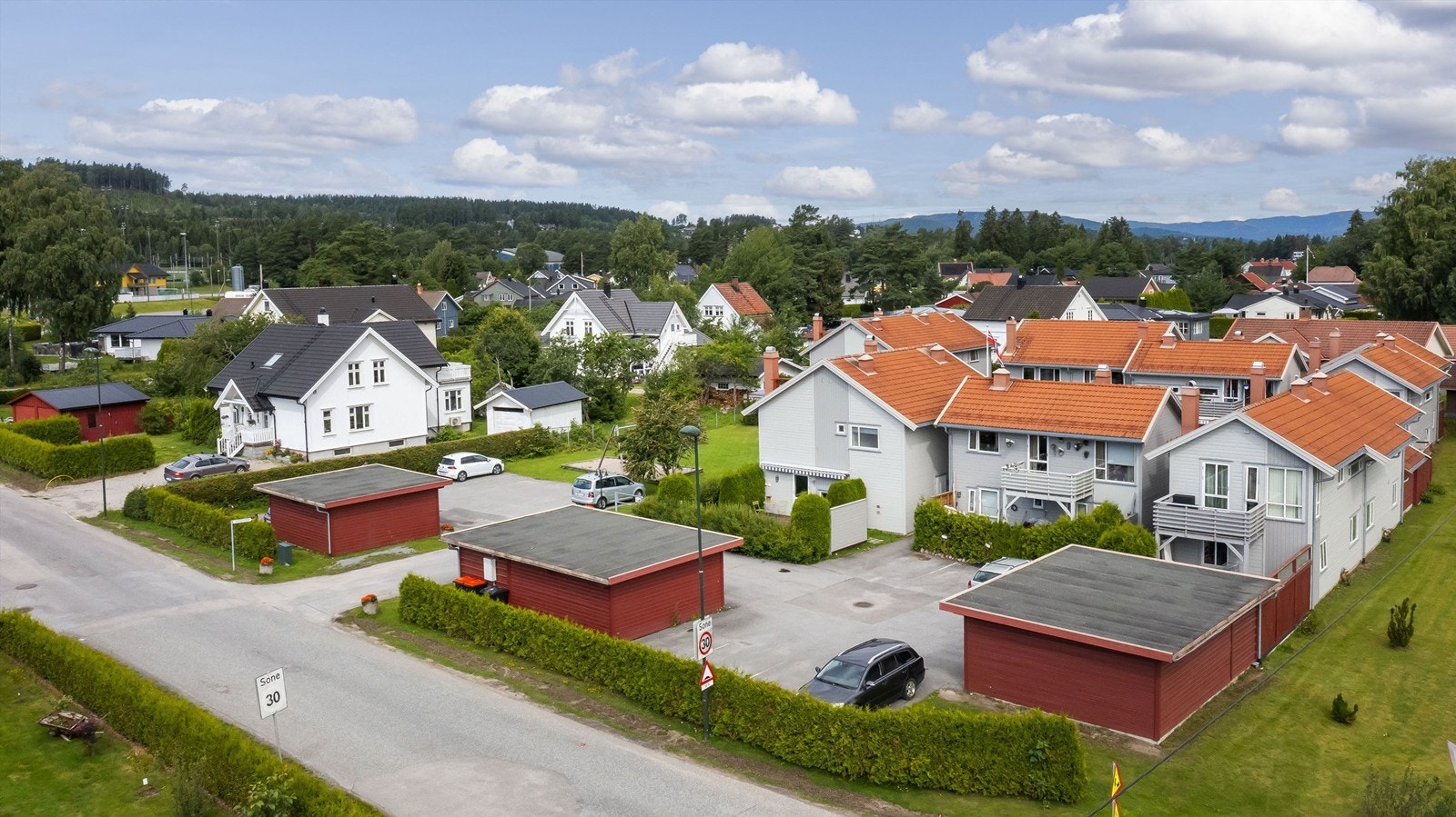Eiendommen har en sentral og attraktiv beliggenhet i et veletablert boligområde på Skogplassane Galleribilde