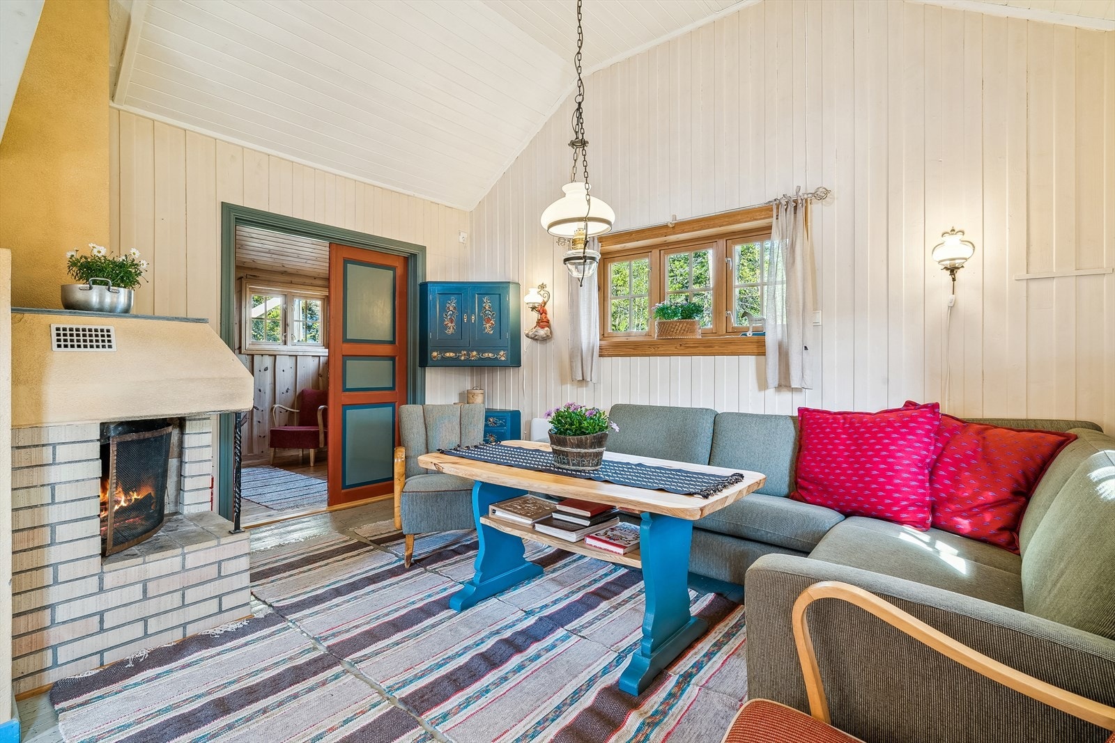 Legg merke til døren fra/til soverommet fra stuen. Den er frisket opp i tradisjonelle farger som passer stilen til fritidsboligen utmerket. Galleribilde