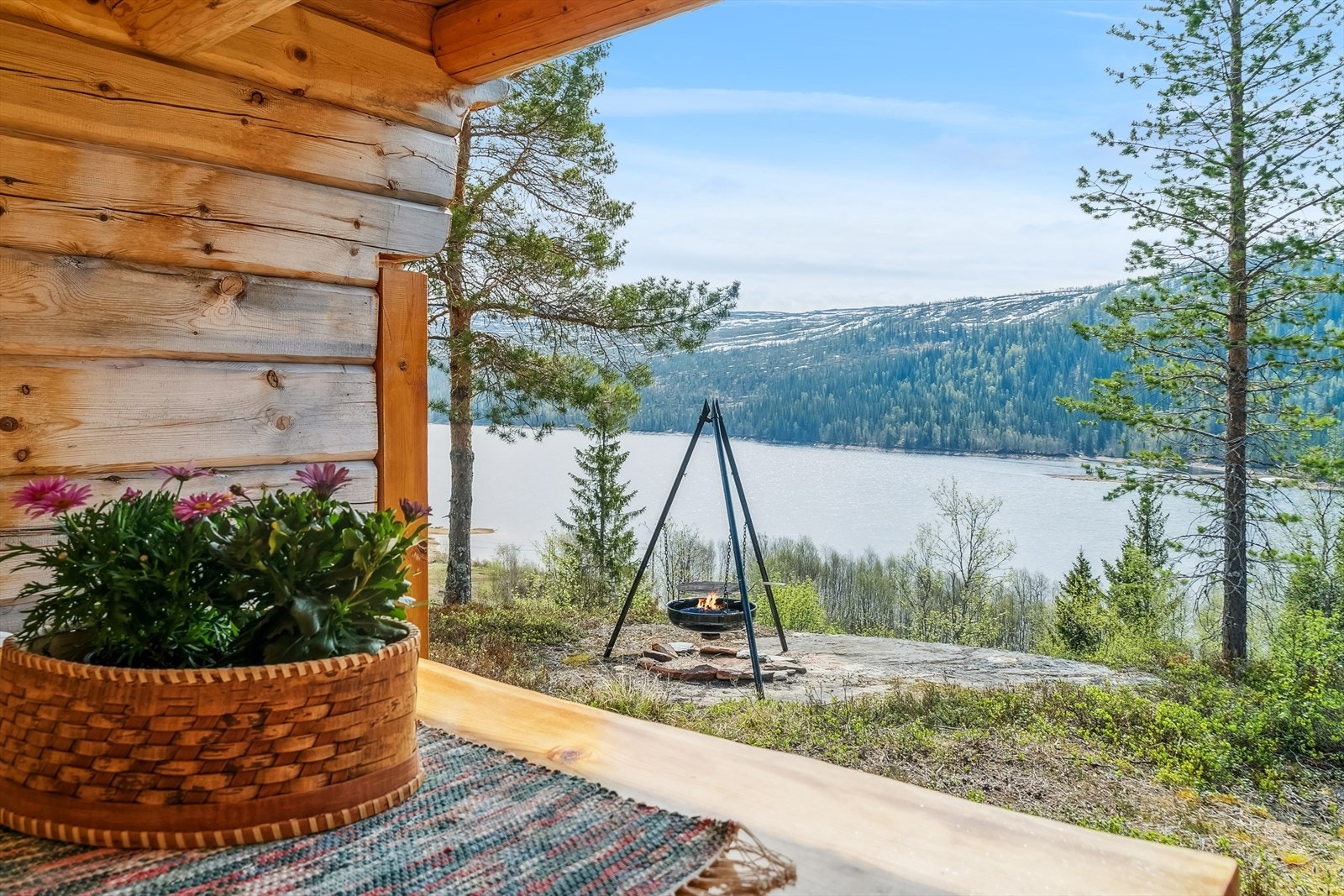 Gapahuk med nydelig utsikt mot Hauknestinden og Falktinden er en spesielt flott opplevelse. Galleribilde