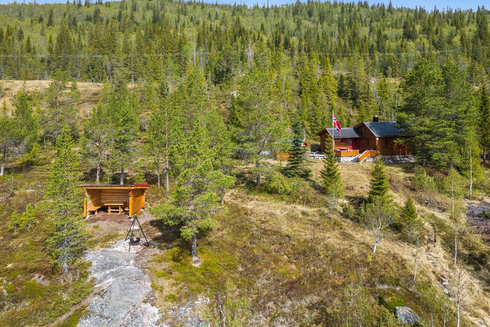 Aktiv Eiendomsmegling Mo I Rana v/Tomi Christian Johansen presenterer her en sjarmerende fritidsbolig med unik historikk. Galleribilde