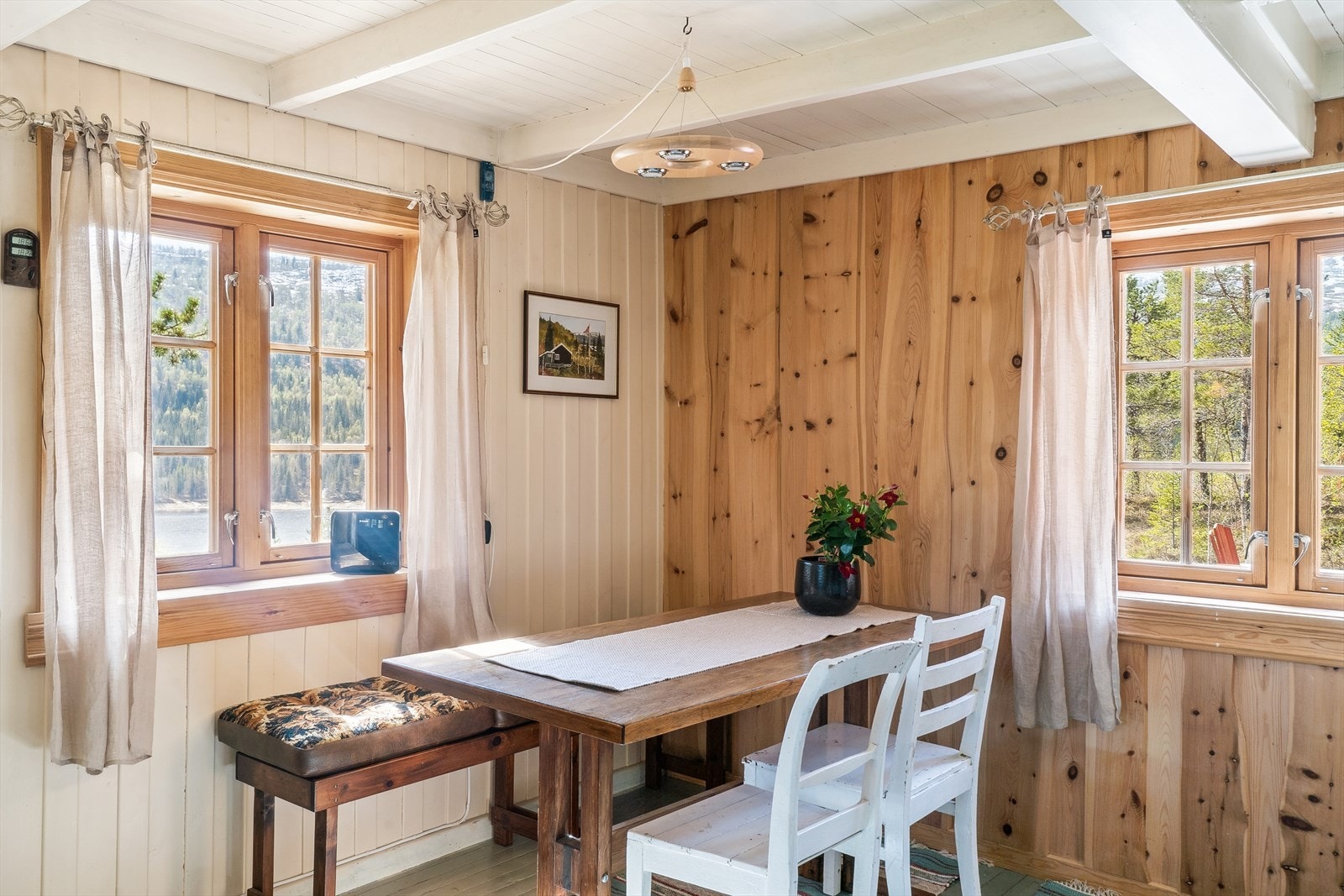 Det opprinnelige gulvet er i bruk- 6,2 cm brede bord med not og fjær, 3,6 cm tykke. Slikt får man ikke tak i nå til dags! Galleribilde