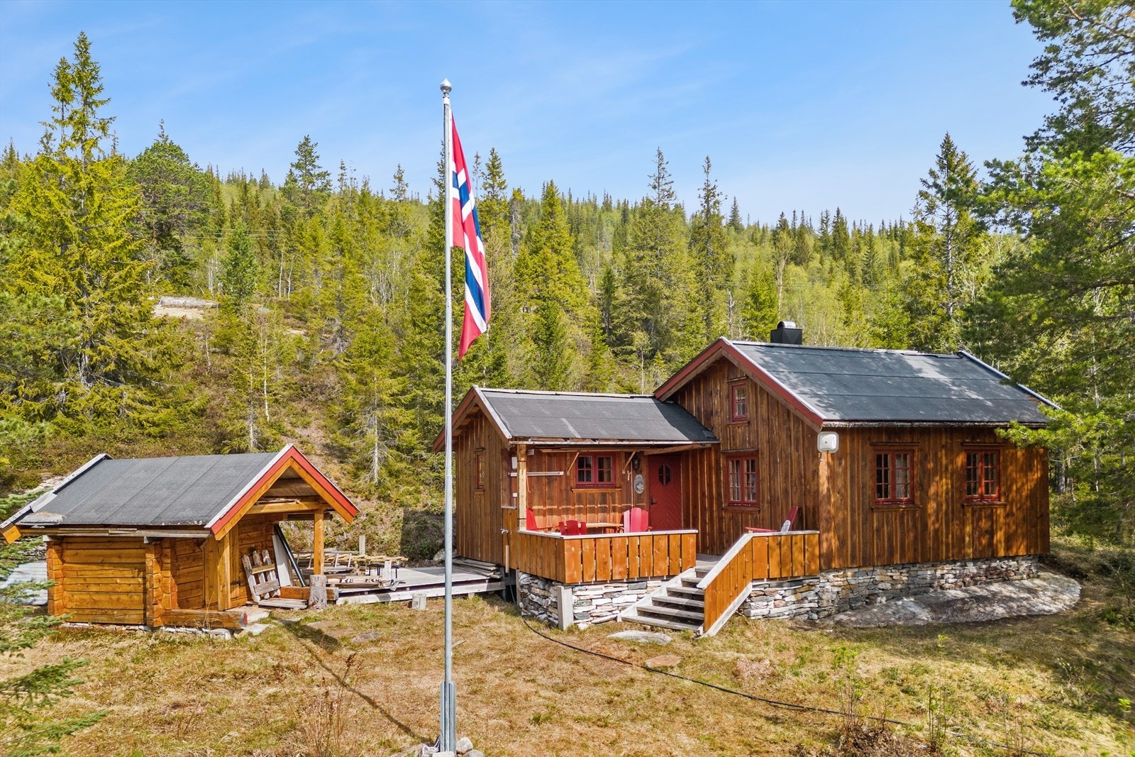 Her får man panoramautsikt, gapahuk, vedbod og lang solgang. Halvparten av taktekke er lagt i 2024. Det samme gjelder renner og nedløp, som nå er av av metall. Stige er også nå av metall. Galleribilde