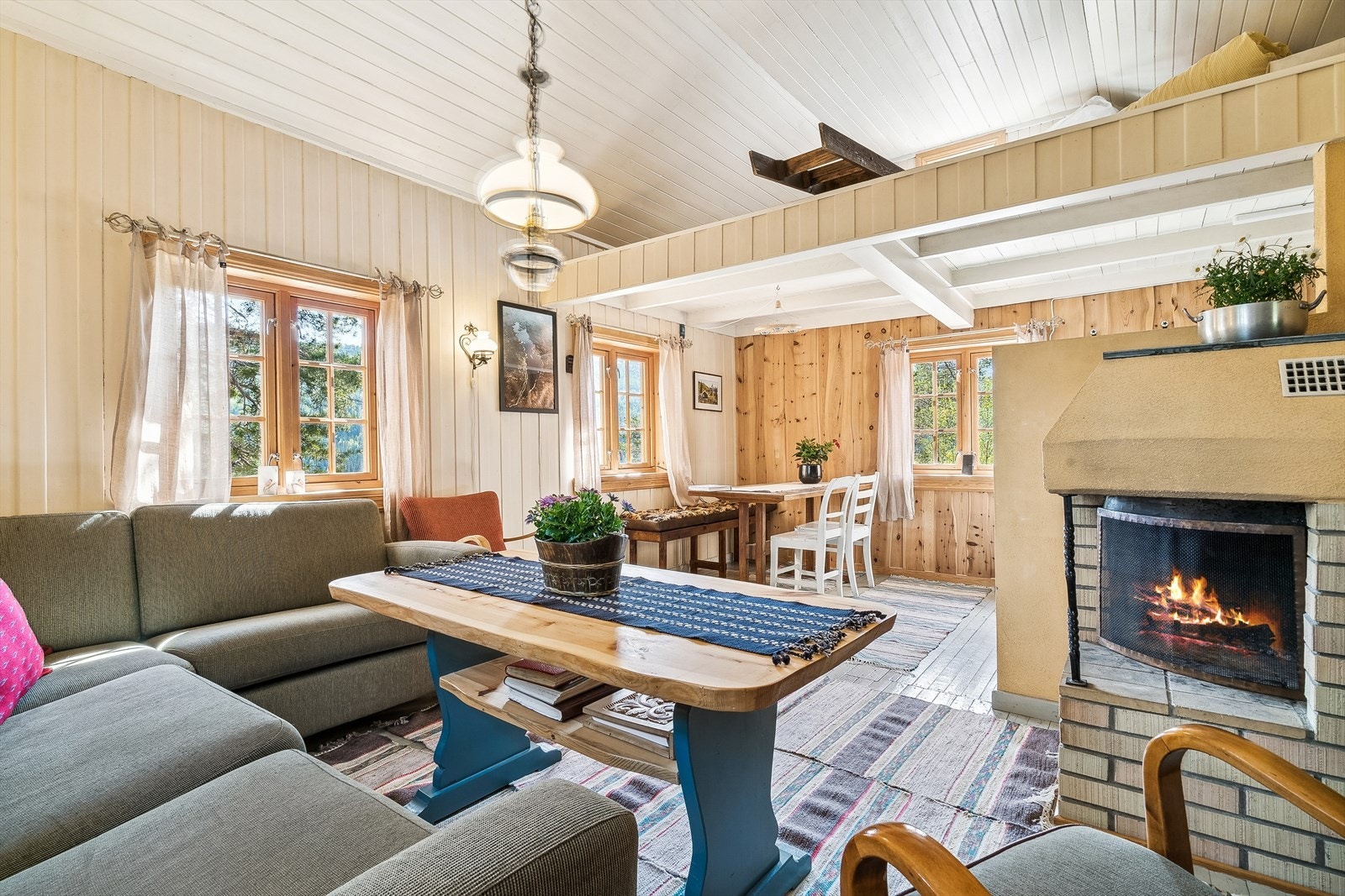 Det er en hems over stuen/spisestue, noe som gir ekstra soveplasser. I stua er det som het Rana-panel , produsert i Hemnes. Hytta har vært familieeid siden 1957. Galleribilde