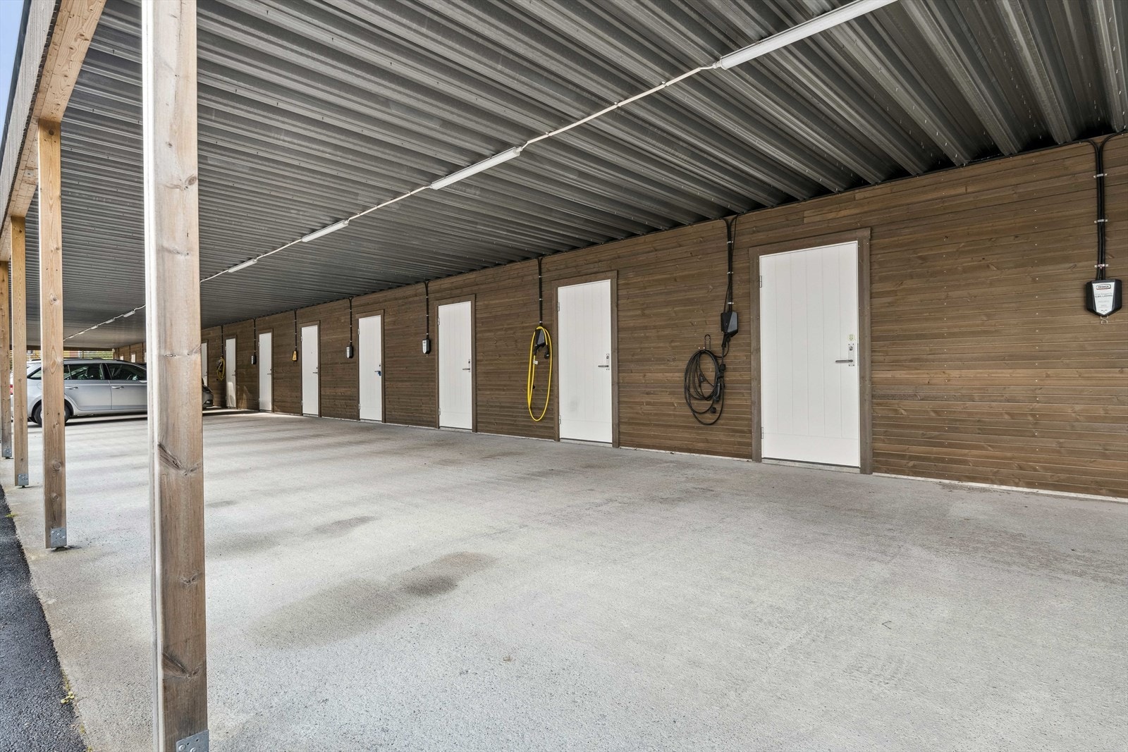 Carport med bakenforliggende bod. Det er fremlagt strøm for Elbil-ladning. Galleribilde