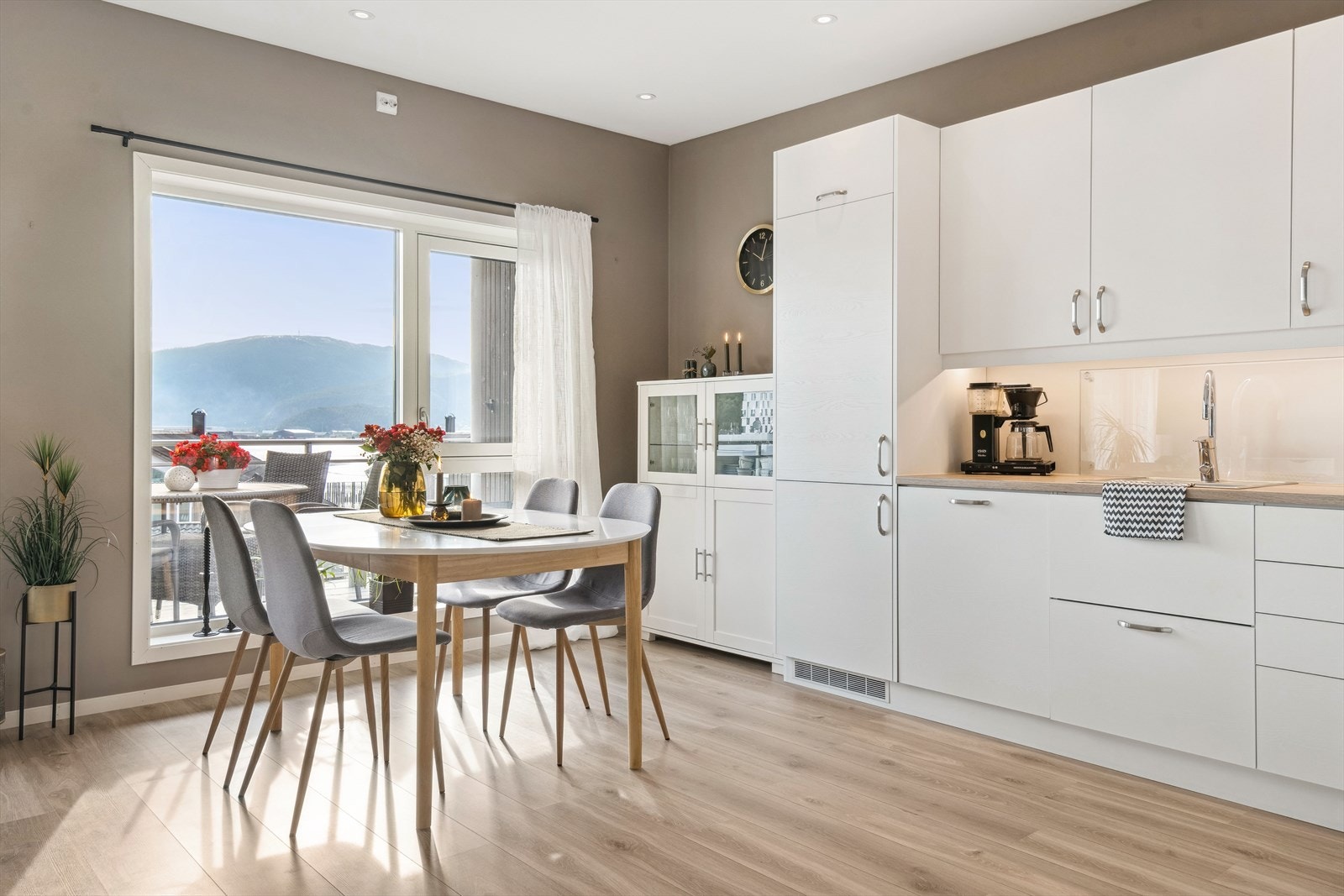 Integrerte hvitevarer med oppvaskmaskin, komfyr, mikrobølgeovn, og kjøl/fryseskap. Ventilator over kokeplass. Galleribilde