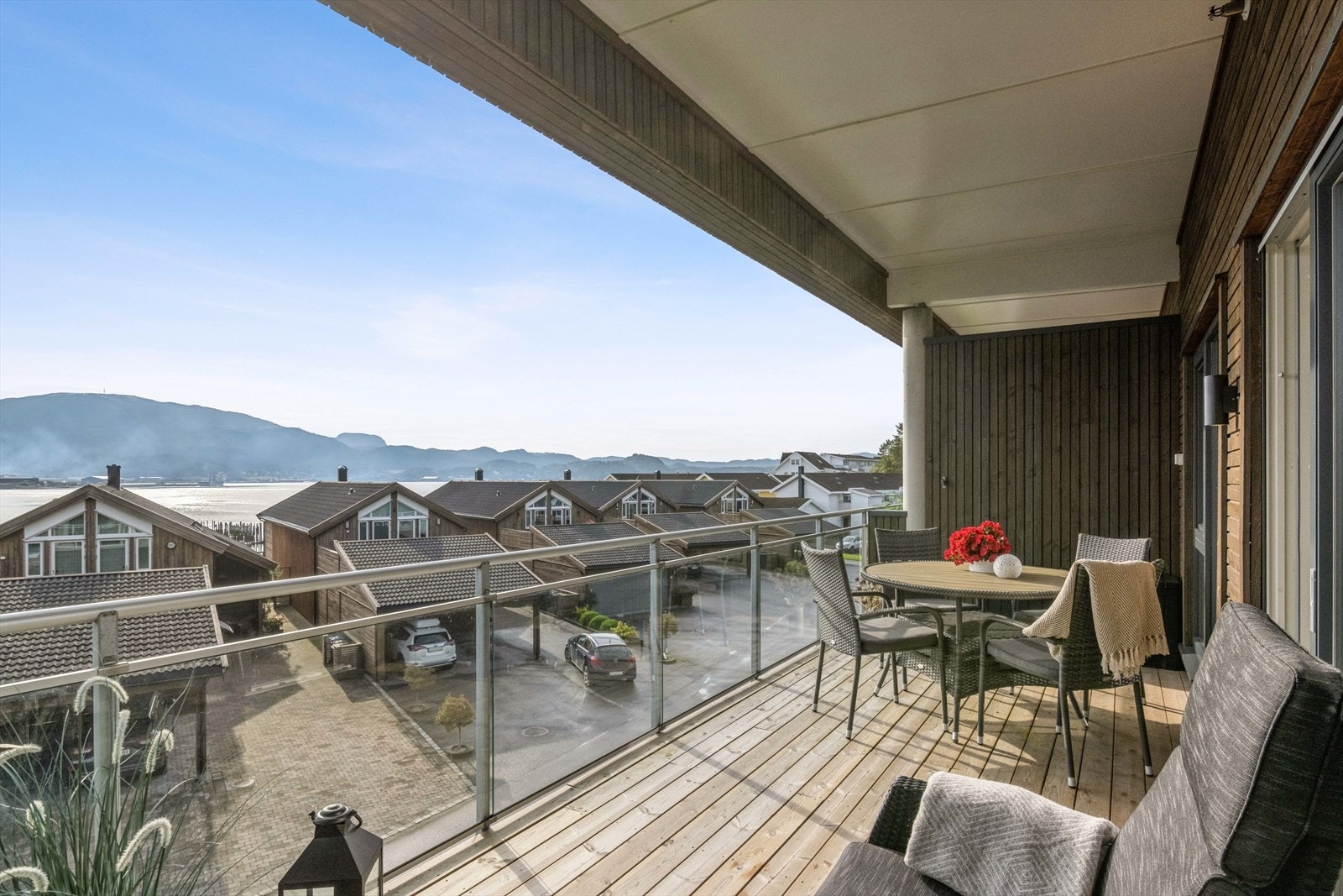 Stor overbygd terrasse på hele 16 m2 med adkomst fra heve/-skyvedør på stue. Galleribilde
