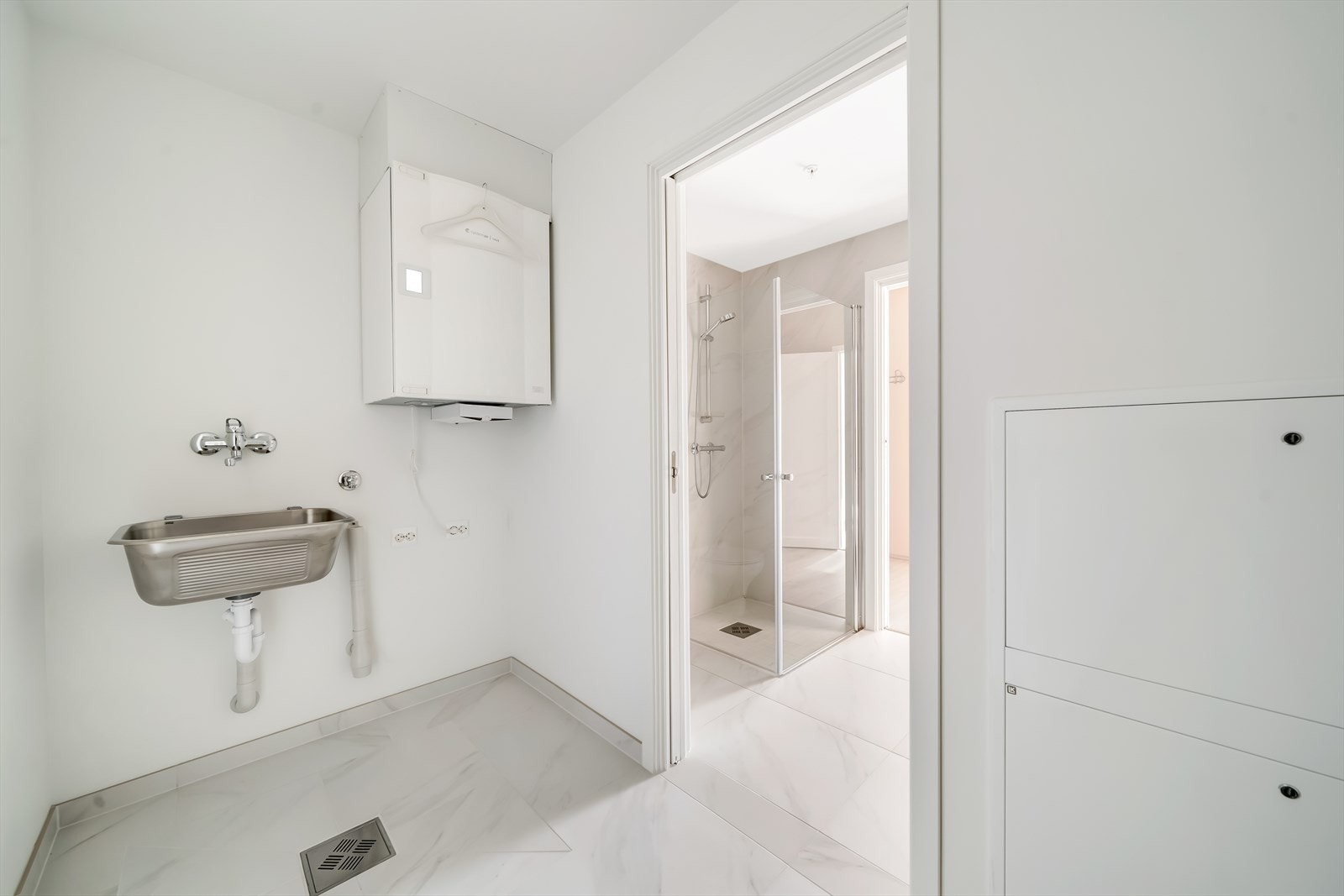 Vaskerom med tekniske installasjoner. Galleribilde