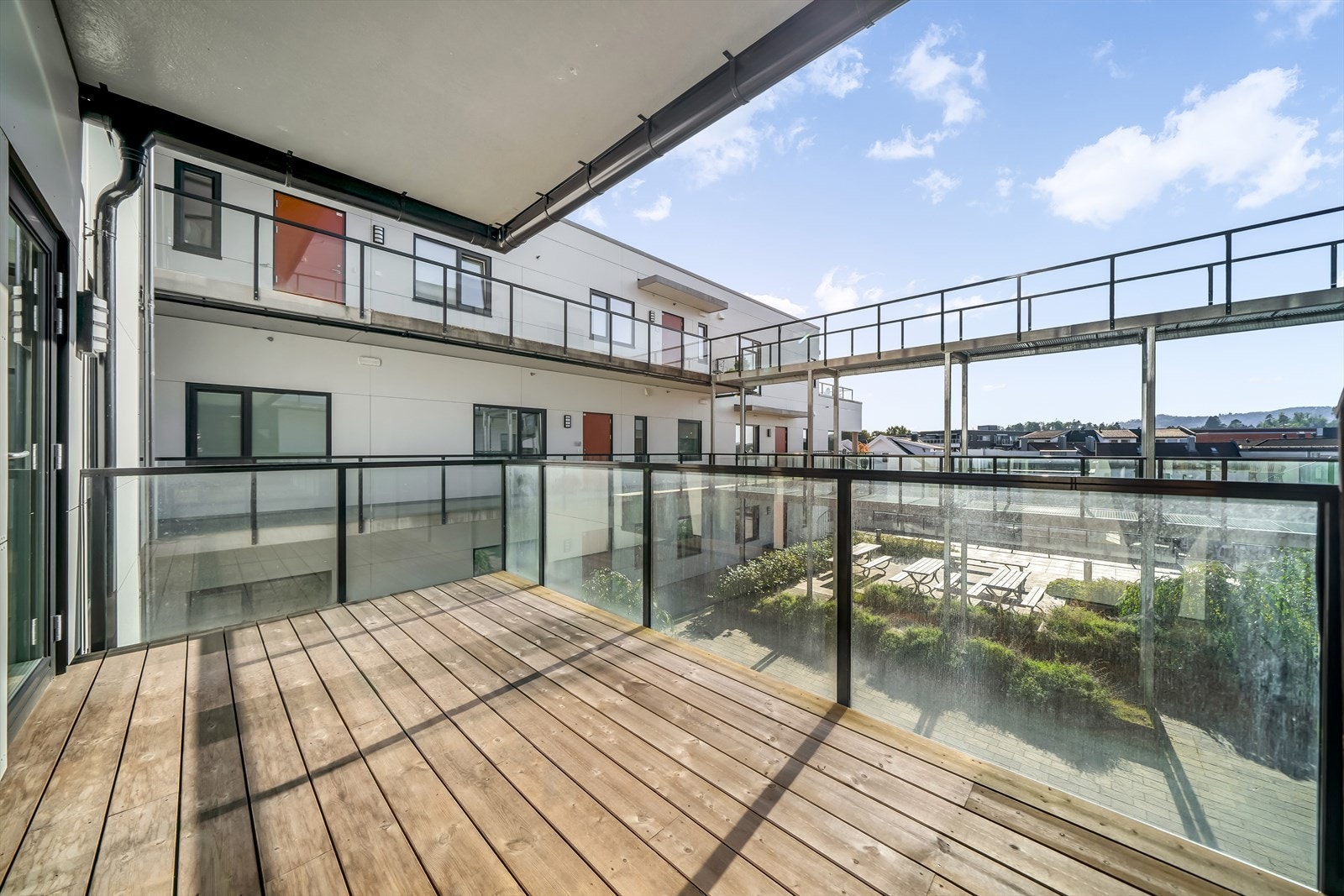 Utsikt fra terrassen ned på fellesområdet. Galleribilde