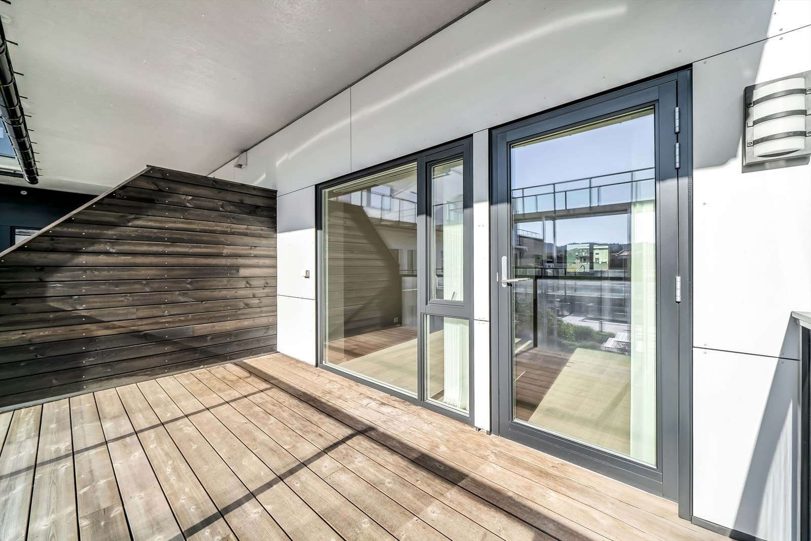 Stor terrasse med plass til møblement. Galleribilde