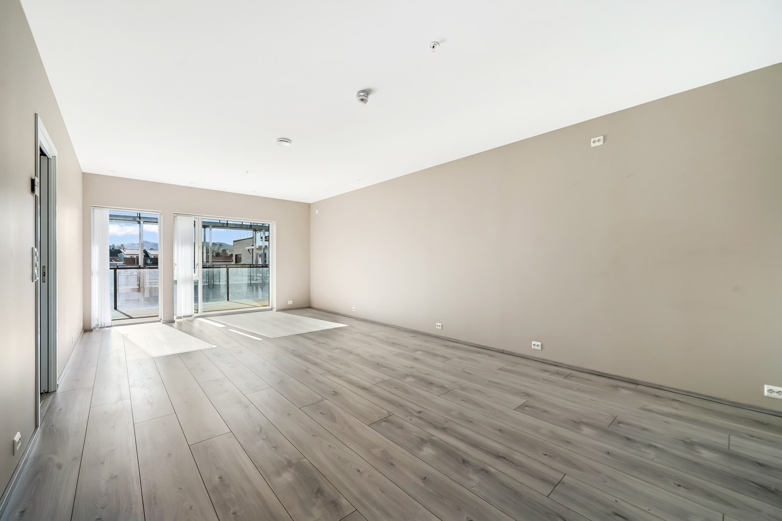 Stuens utforming gir rom for møblering i soner. Galleribilde