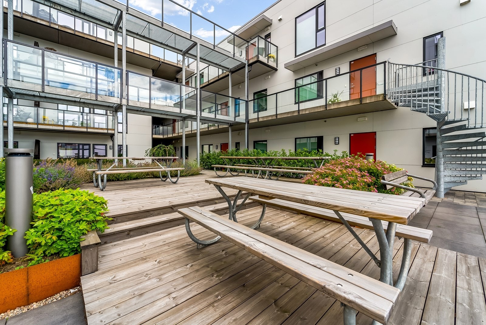 Pent fellesområde med beplantning og mulighet for å sette seg ned for en drøs med gode naboer. Galleribilde