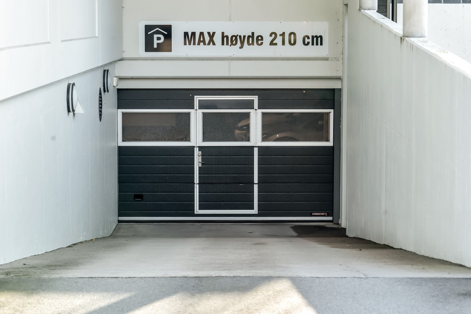Innkjøring til garasje - garasjeanlegg med automatisk portåpner. Galleribilde