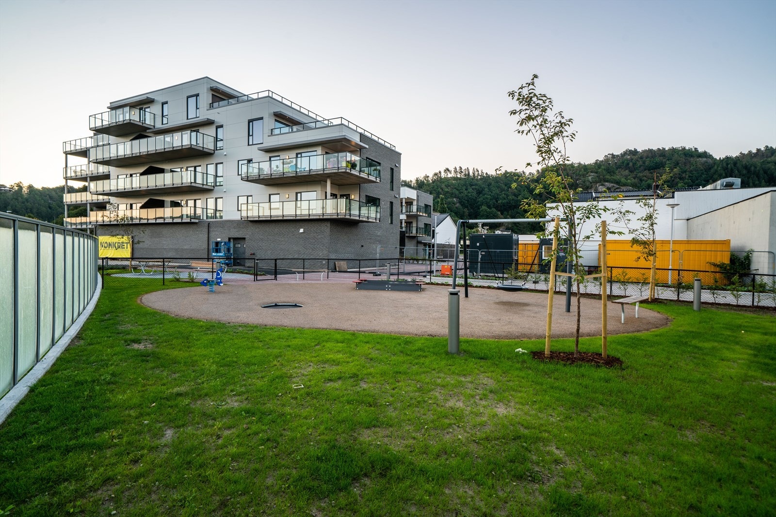 Lekeplass rett ved bygget. Galleribilde