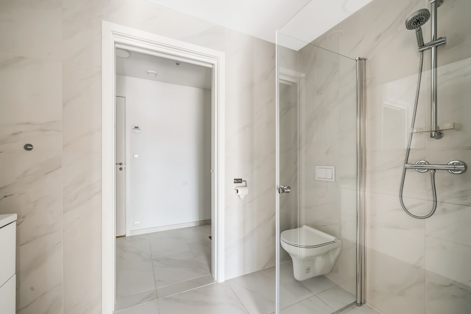 Bad og inngang til vaskerom. Fra vaskerommet er det inngang videre til hovedsoverommet. Galleribilde