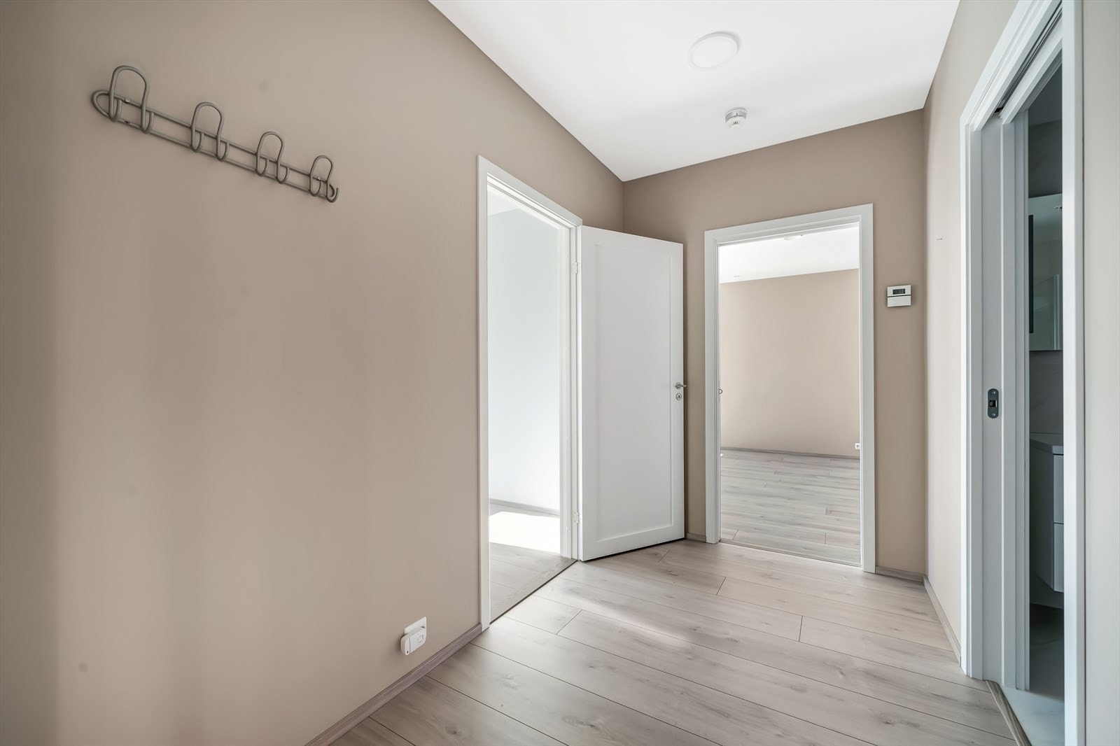 Gang med avkledningsplass - adkomst til stue, bad og ett soverom. Galleribilde