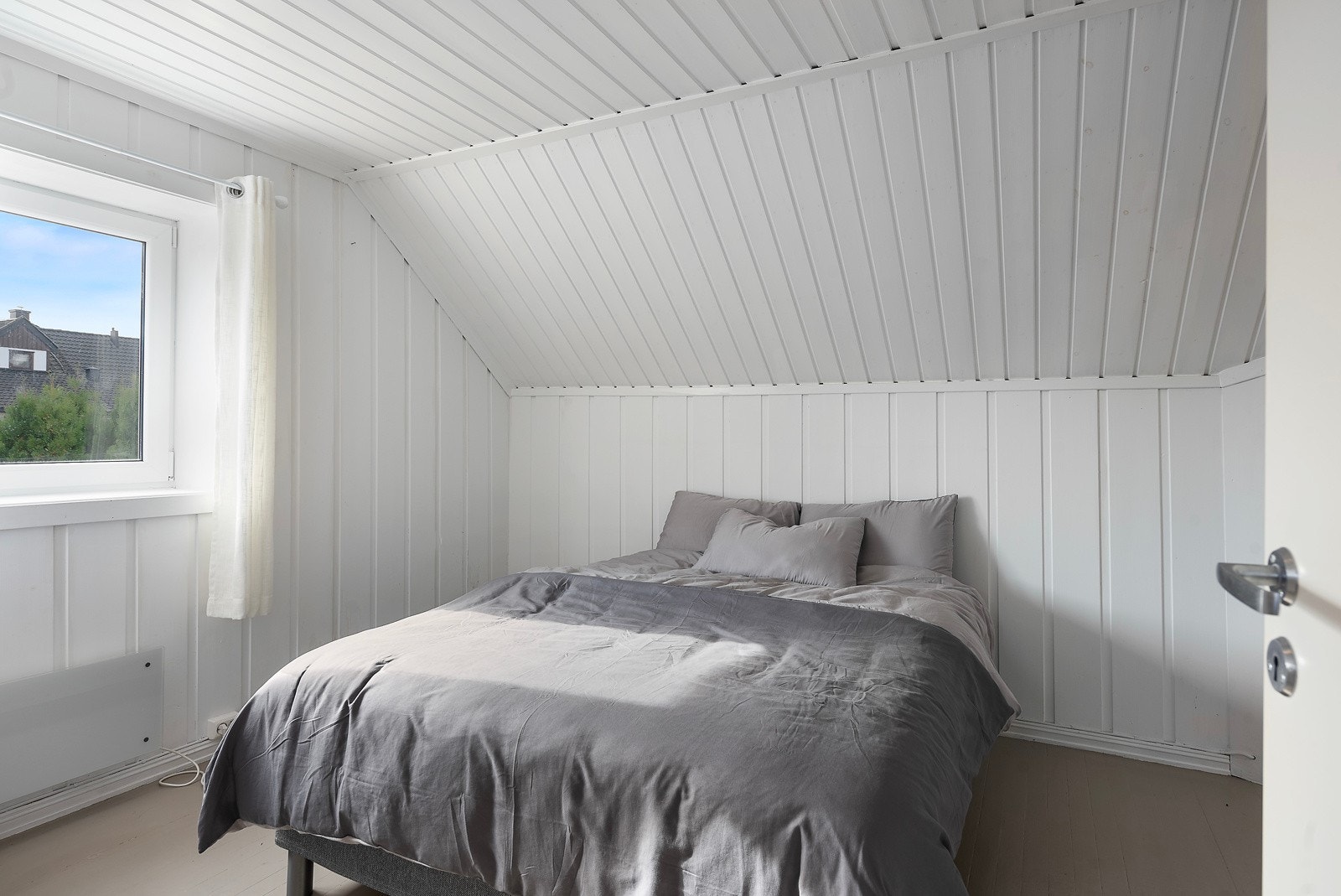 Boligen har et soverom i andre etasje med god plass til dobbeltseng og klesoppbevaring Galleribilde