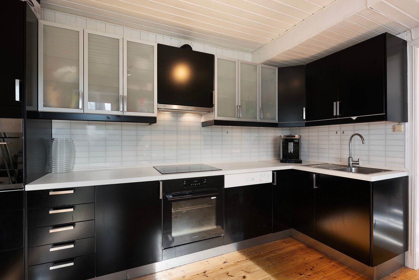 Kjøkkenet er i L-form og har god benk- og skapplass. Integrert kjøl/frys, komfyr, mikro/varmluftsovn, oppvaskmaskin og induksjonstopp medfølger Galleribilde