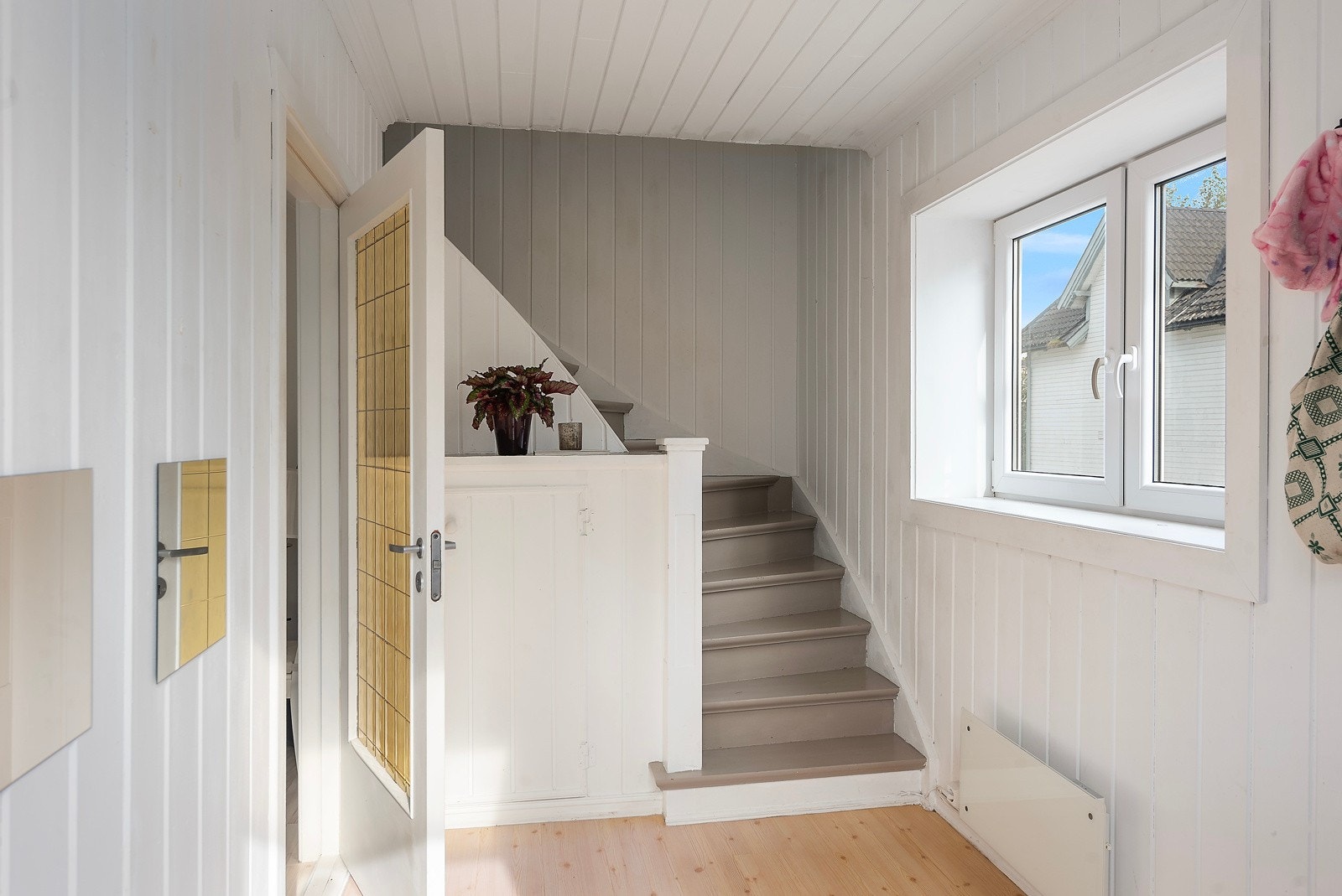 Entré med lyse vegger og god plass til oppbevaring av yttertøyet Galleribilde