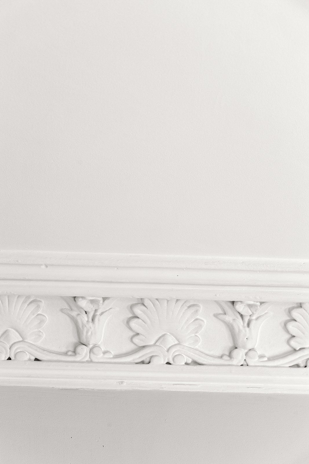 Rommet har nydelig stukkatur. Galleribilde