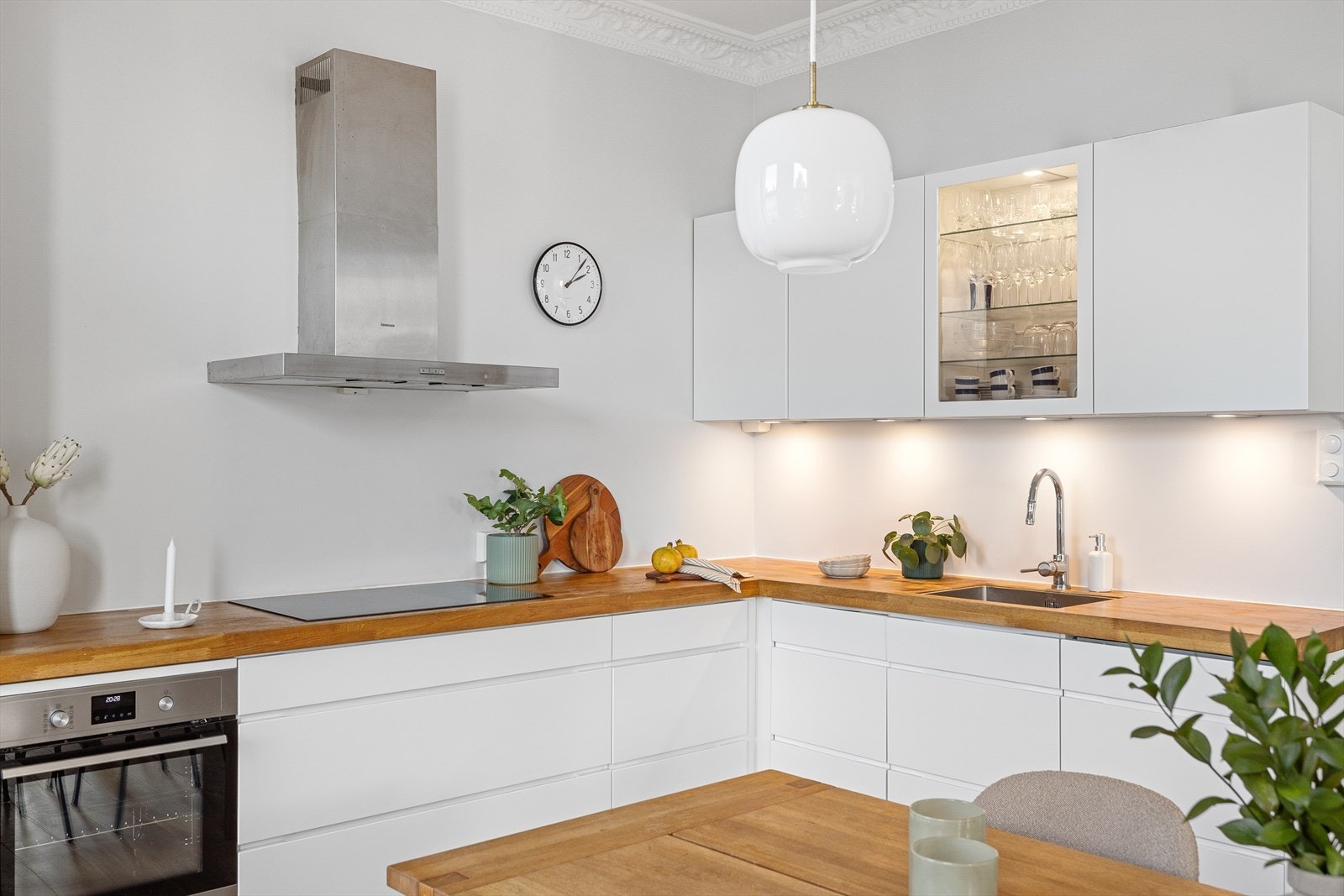 Kjøkkenet har et tidsriktig uttrykk, og masse lagringsplass i både skap og skuffer. Galleribilde