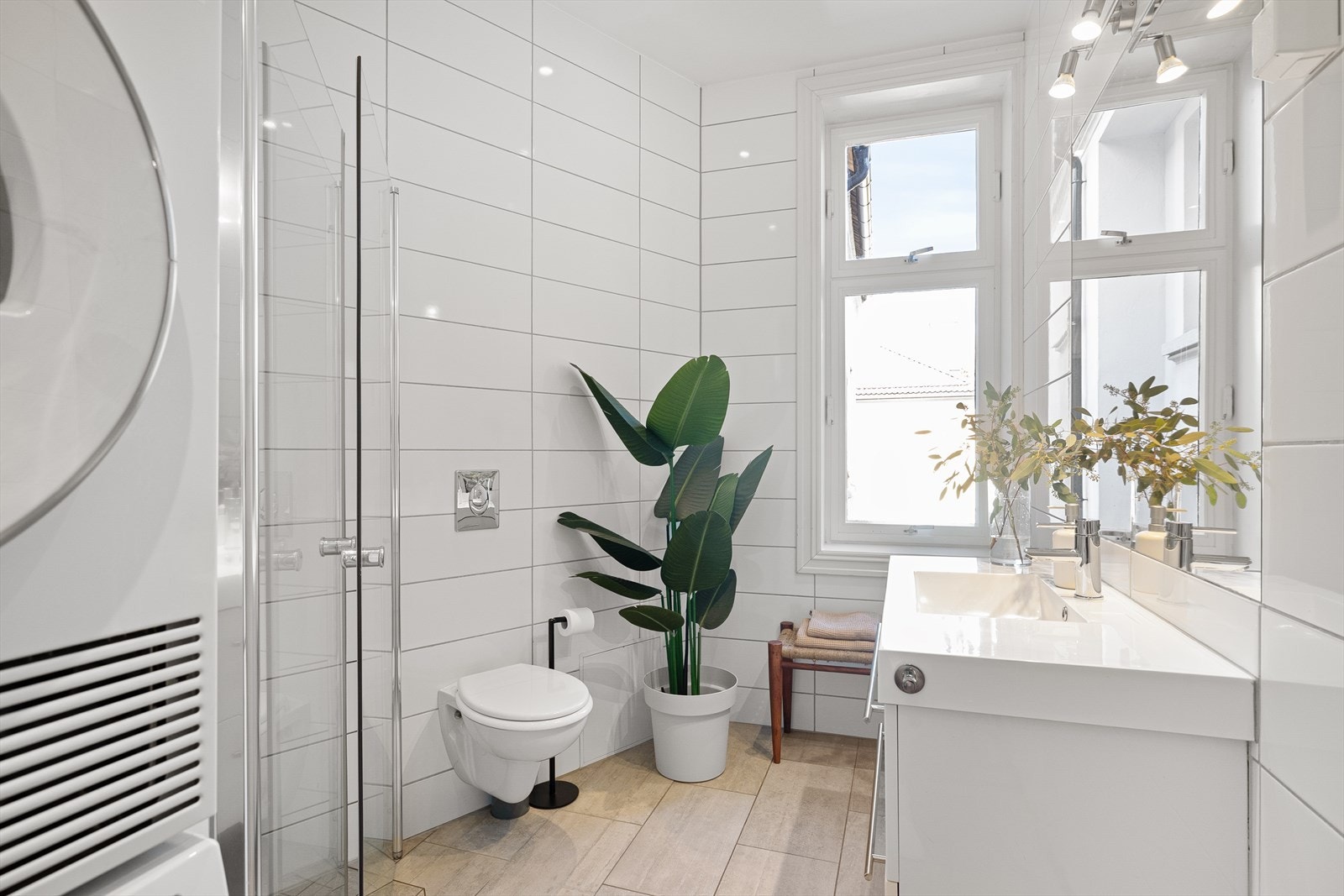 Delikat bad pusset opp i 2012 med flislagte overflater, behagelig gulvvarme og downlights. Det er opplegg for vaskemaskin. Galleribilde