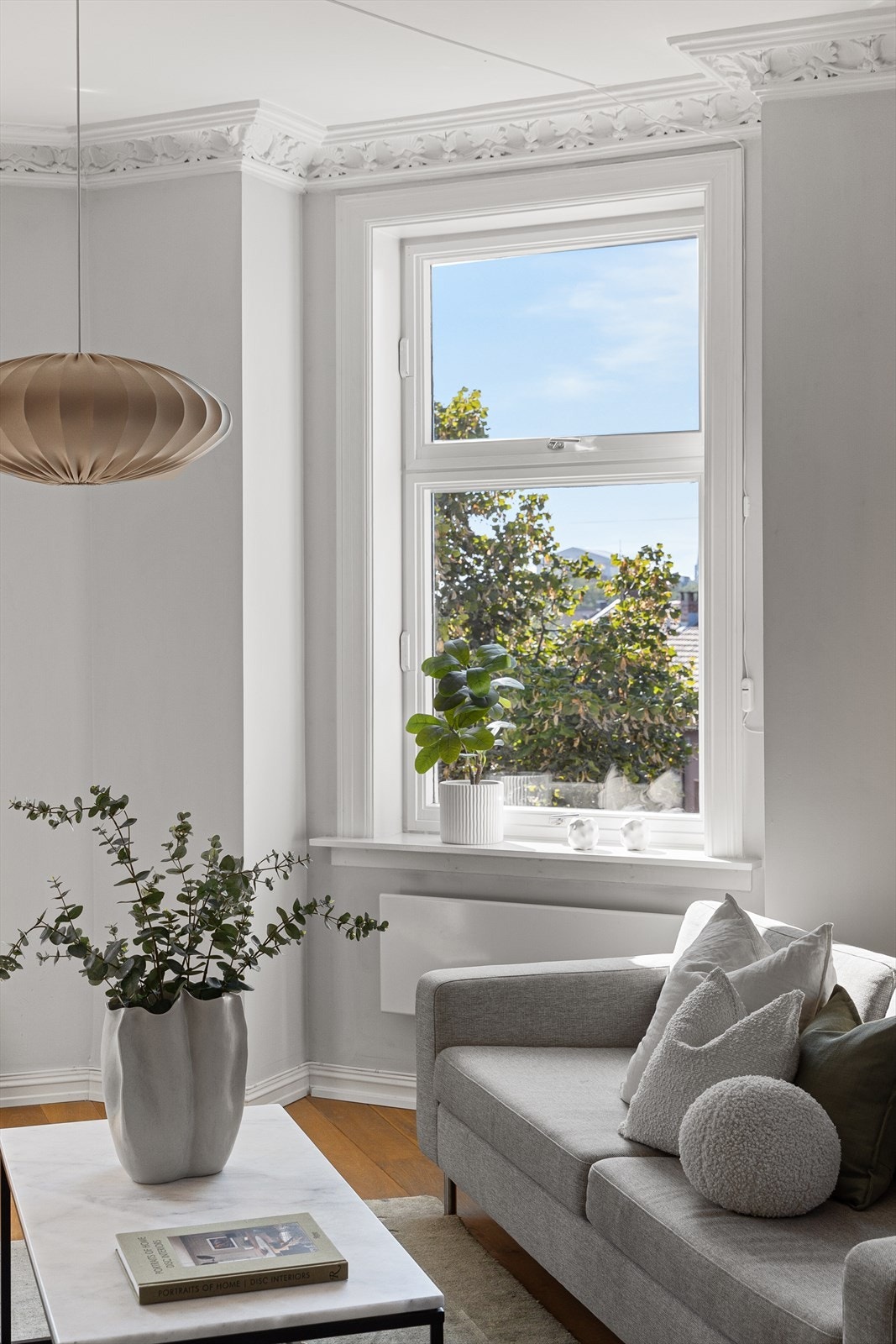 Rommet har godt lysinnslipp fra flere himmelretninger. Galleribilde