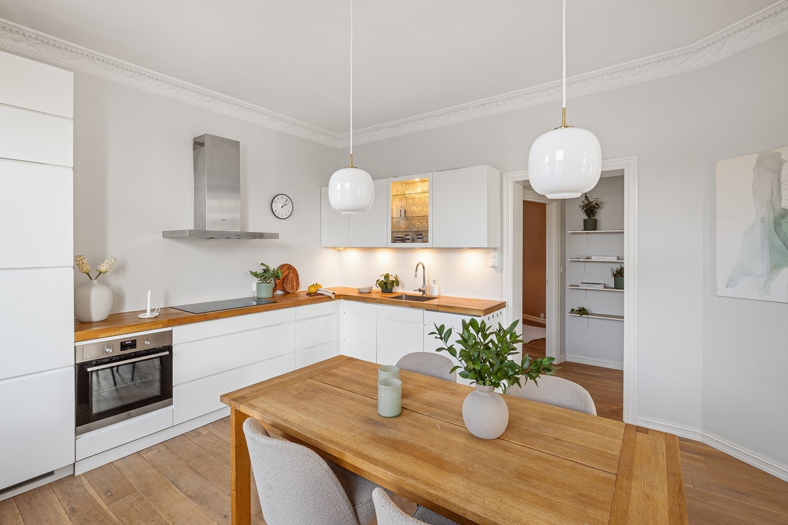 Integrerte hvitevarer består av kjøleskap, fryser, oppvaskmaskin, stekeovn og platetopp. Kjøkkenventilator med kullfilter over kokesonen. Hvitevarene er fra 2021/24. Galleribilde