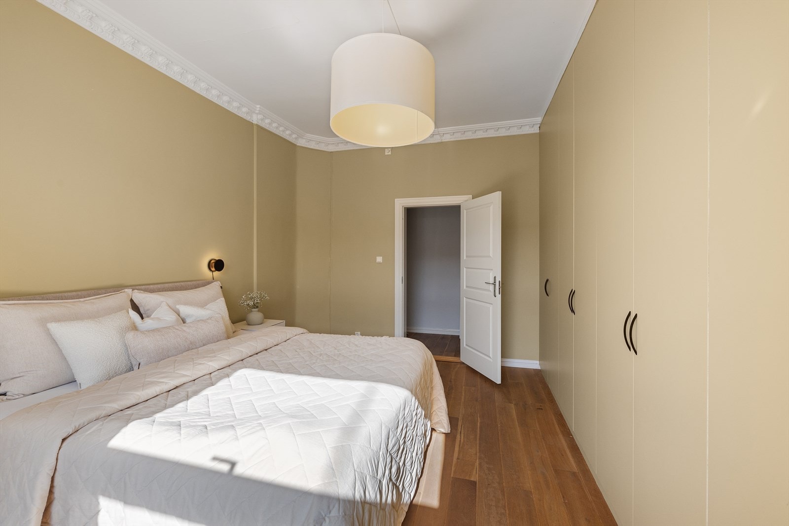 På hovedsoverommet har god plass til dobbeltseng, nattbord på hver side og garderobeskap langs den ene veggen. Galleribilde