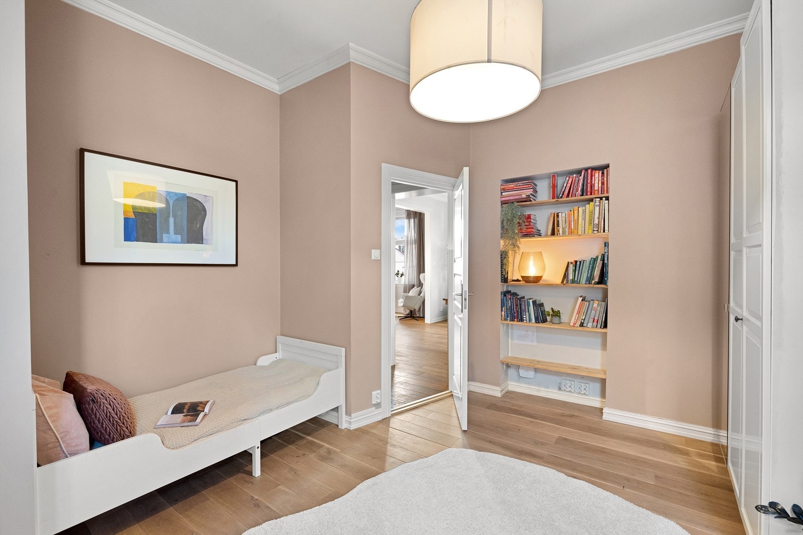 Her er det plass til seng, garderobeskap og skrivepult. Galleribilde