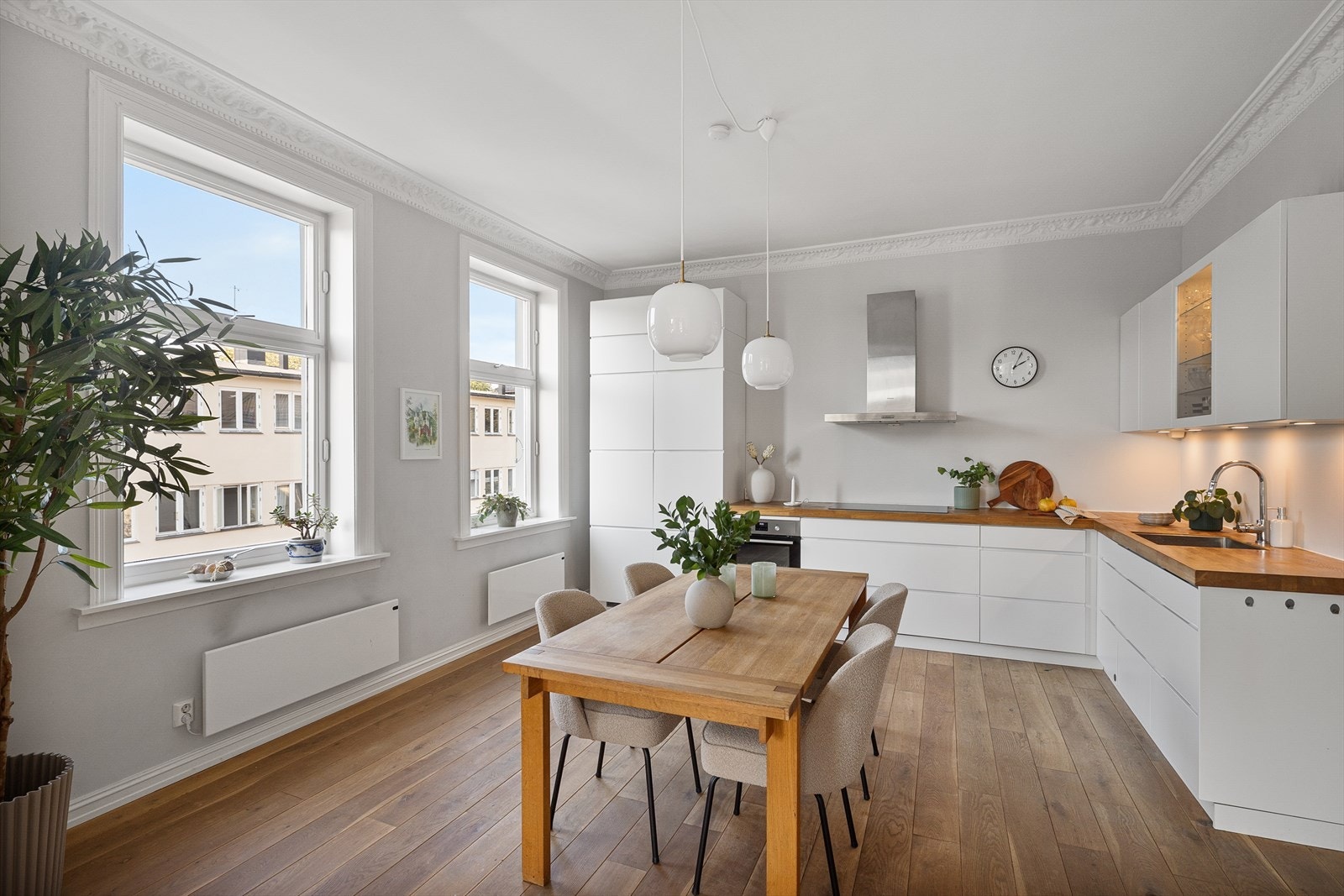 Lekkert, sosialt og åpent kjøkken med plass til stort spisebord. Galleribilde