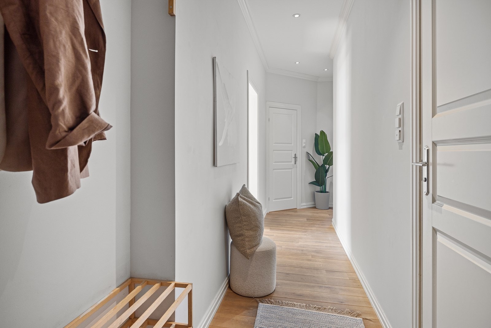 I gangen er det plass til knagger og skohylle for oppbevaring av yttertøy. Galleribilde