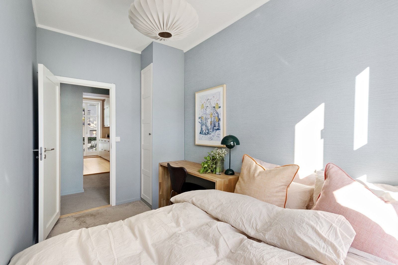 Rommet passer utmerket som gjesteværelse, barnerom eller kontor. Merk den flotte tapeten fra Designers Guild, som nesten går i ett med veggen. Galleribilde
