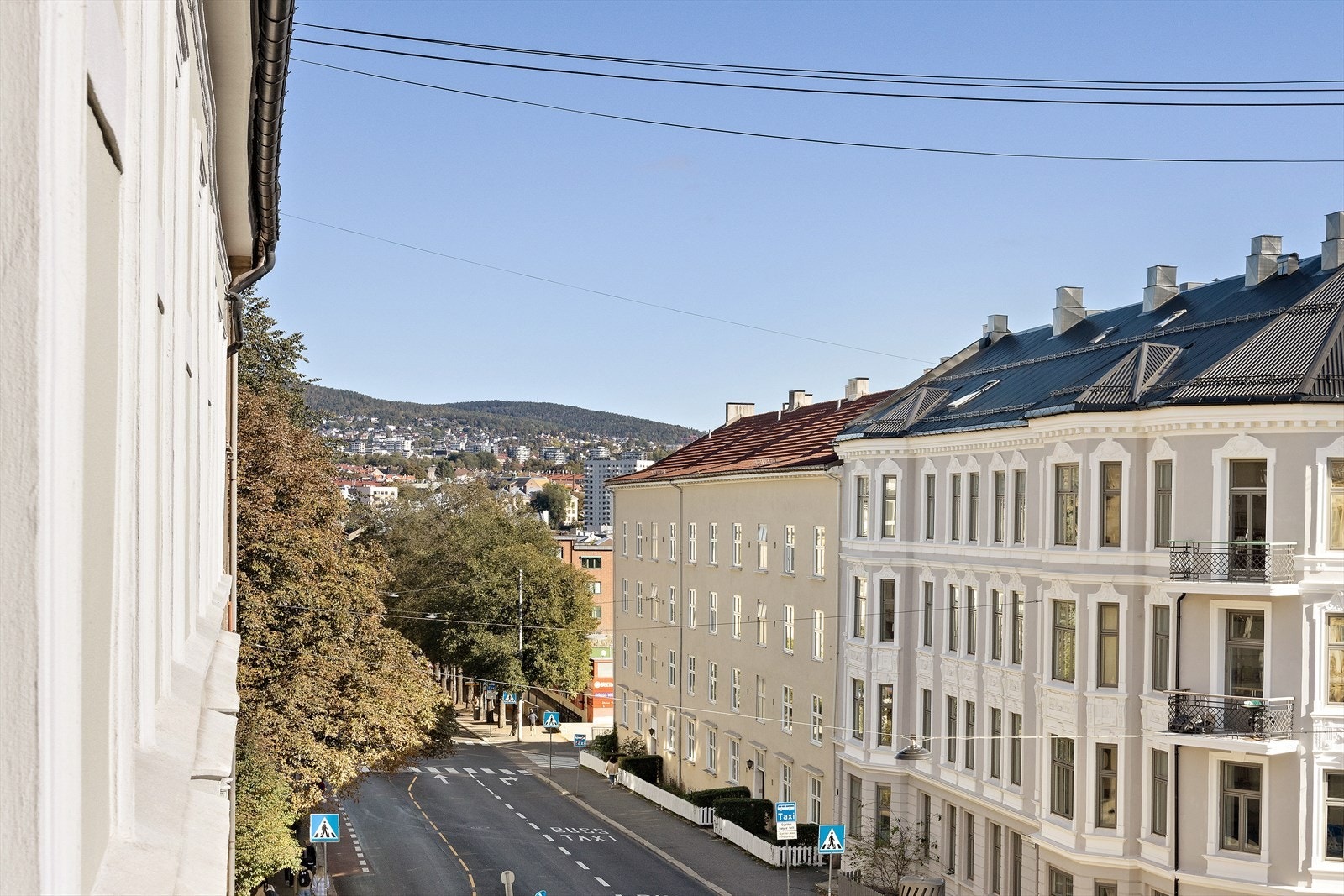 Leiligheten er perfekt for deg som ønsker gangavstand til alt du trenger i hverdagen! Utsikt fra boligen. Galleribilde