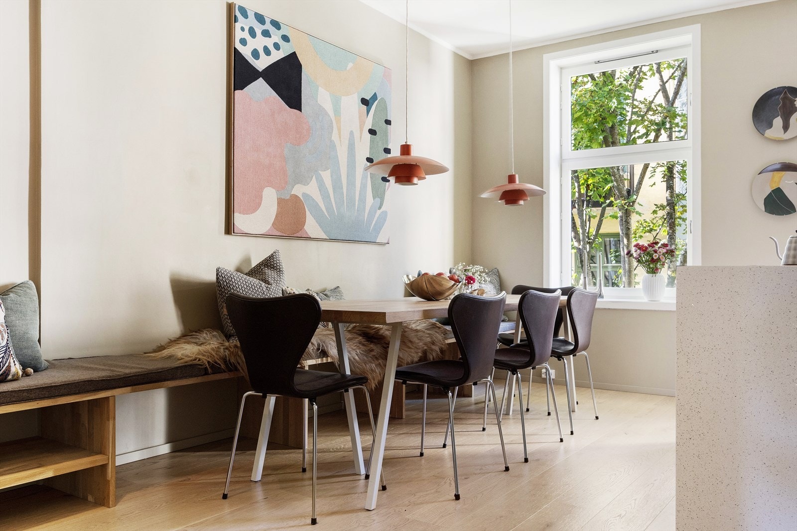 Stor spisegruppe med god plass til å invitere familie og venner. Merk den plassbygde sittebenken som går gjennom hele rommet. Galleribilde