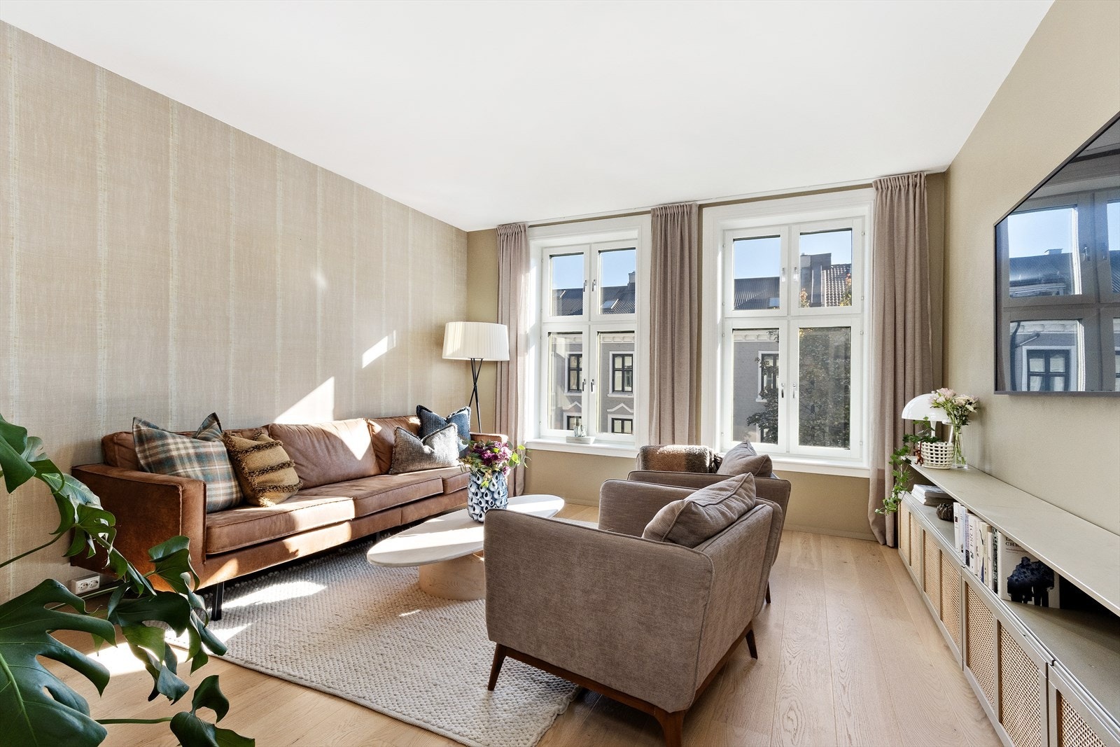 Luftig og romslig stue med god plass til sofagruppe og ønsket møblement. Galleribilde