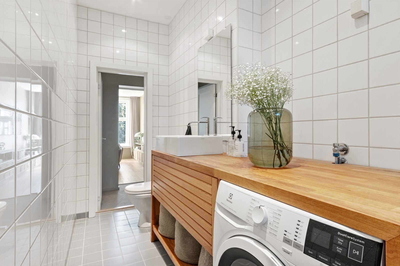 Badet ble oppgradert i 2020 med ny stilren innredning i eik, toppmontert servant, blandebatteri, dusjgarnityr og en ny dusjvegg av glass. Galleribilde