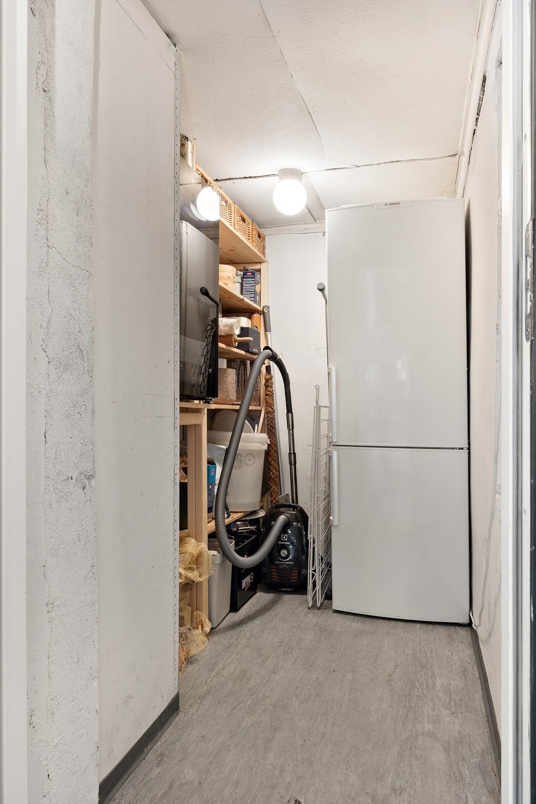 Kun en halv etasje opp fra leiligheten disponerer boligen en praktisk bod på ca. 3m². Boligen disponerer også en bod kun én etasje opp (5.etg) på ca. 3m², og en kjellerbod på ca. 9m². Galleribilde