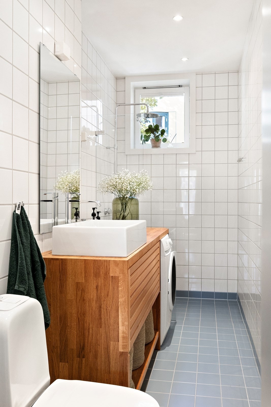 Badet fra 2004 er lyst og romslig med naturlig lysinnslipp fra vindu mot bakgård. Varmekabler i gulv, downlights i himling og opplegg for vaskemaskin. Galleribilde