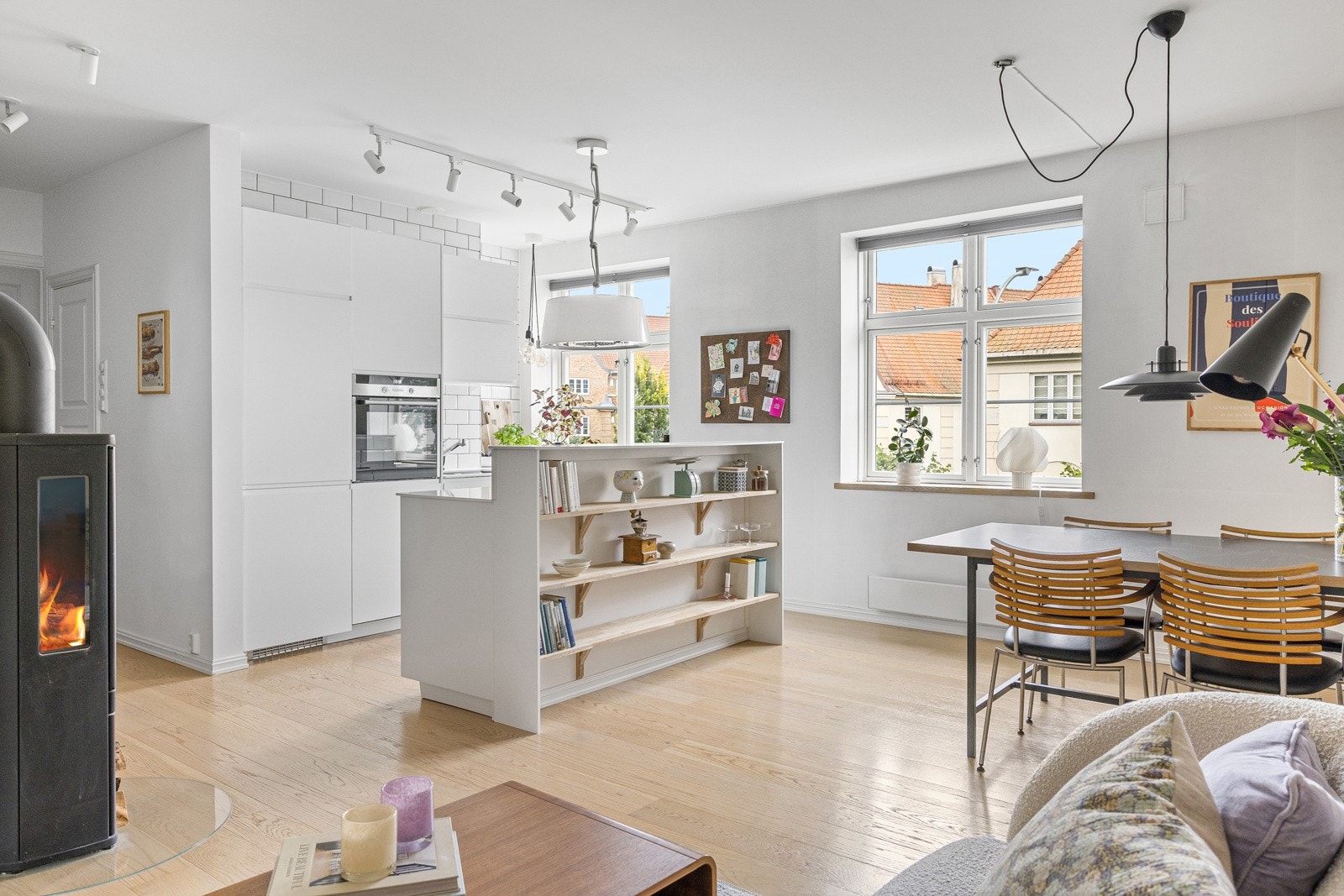 Dette er en lys og gjennomgående 2-roms leilighet med en attraktiv beliggenhet i Lindern Hageby Galleribilde