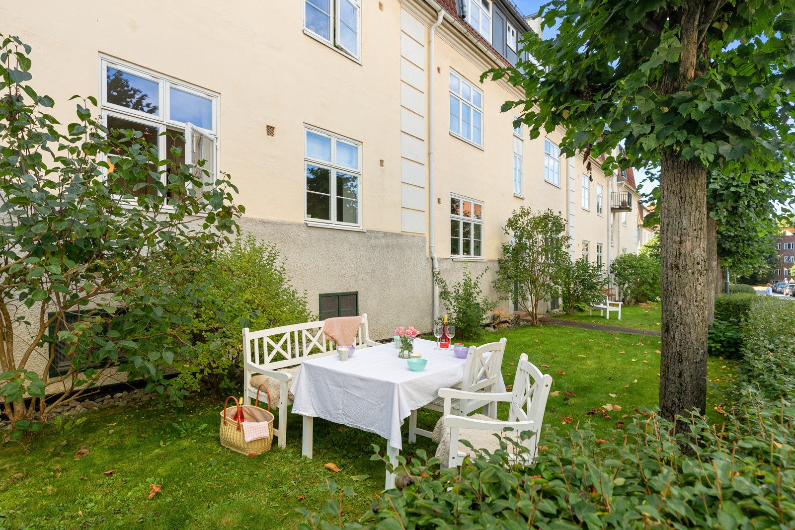 Hyggelig sittegruppe foran inngangsparti med ettermiddagssol Galleribilde