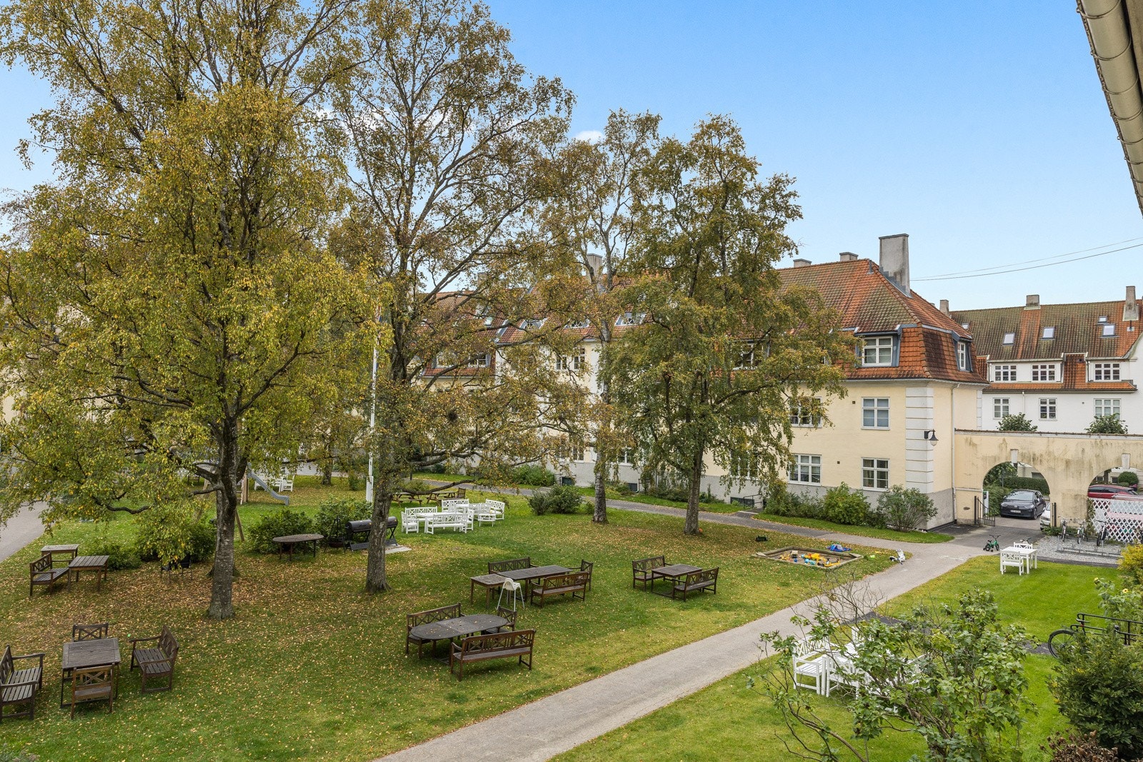 Bakgården har også sykkelstativer, lekeplass og sittegrupper til sosiale sammenkomster Galleribilde