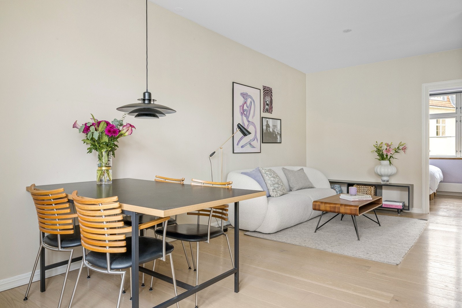 Stue med en åpen og sosial løsning mot kjøkkenet. Rommets utforming gir gode muligheter for både sofahjørne og spiseplass Galleribilde