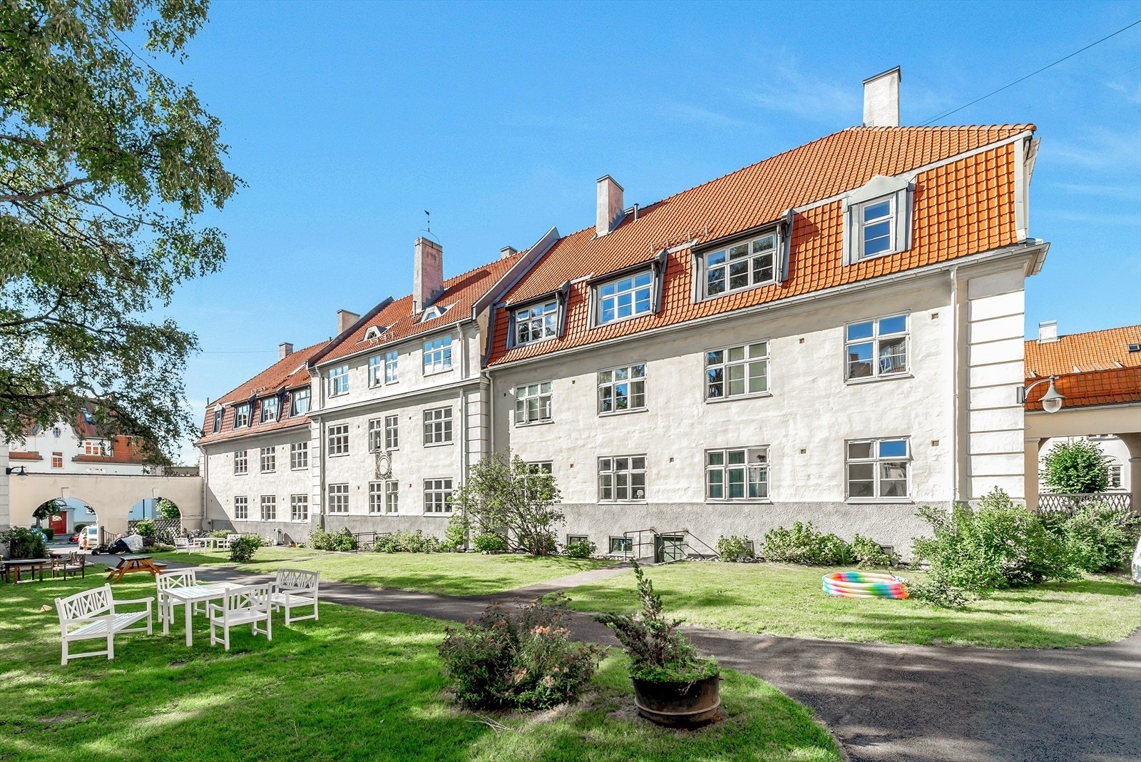 Lindern Hageby er et svært ettertraktet område for både barn og voksne i alle aldre, og her finner man nydelige forhager samt noen av byens flotteste bakgårder, der solforhold, utnyttelse og beplantning er helt upåklagelig Galleribilde