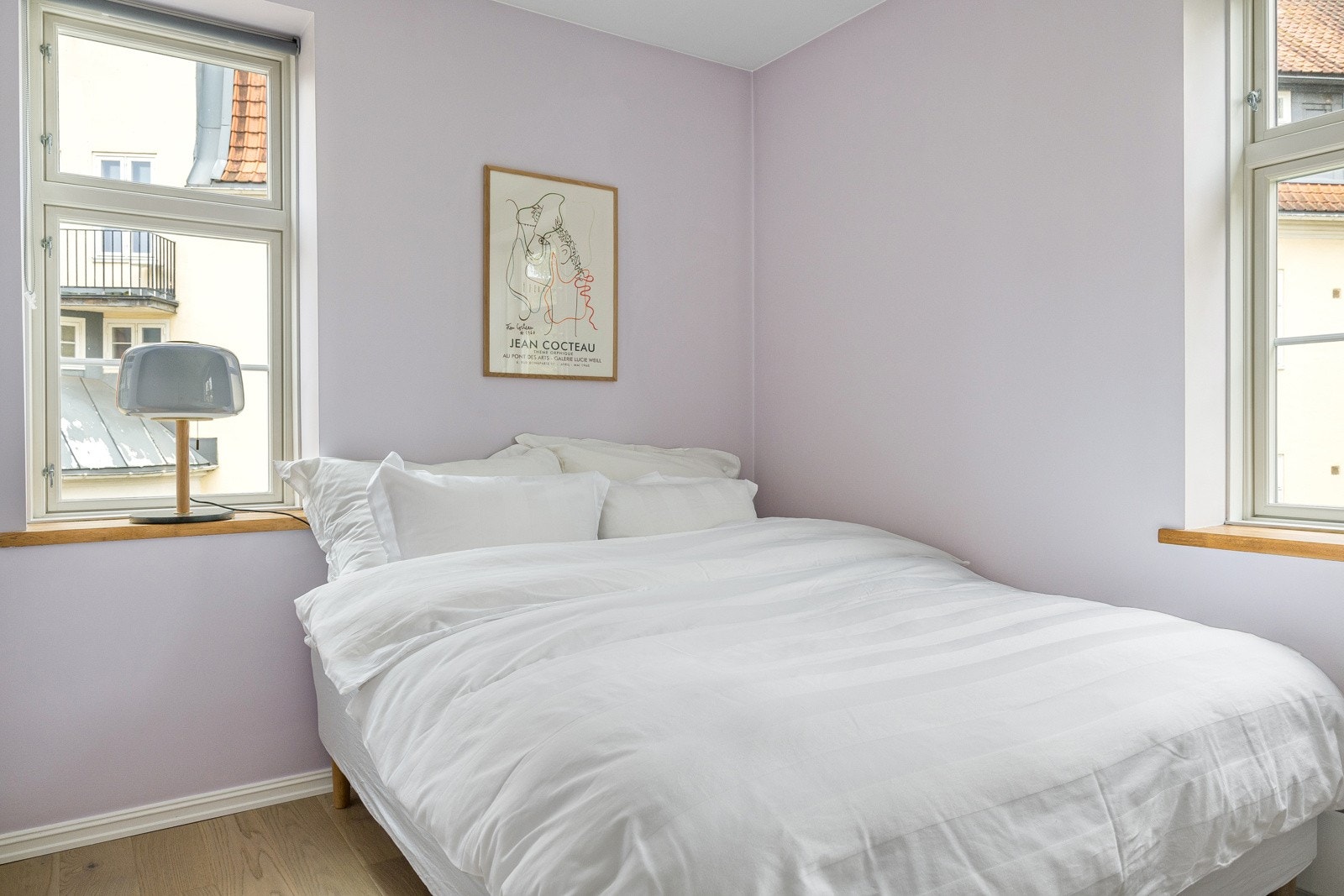 Romslig soverom med god plass til dobbeltseng, nattbord og garderobeløsning Galleribilde