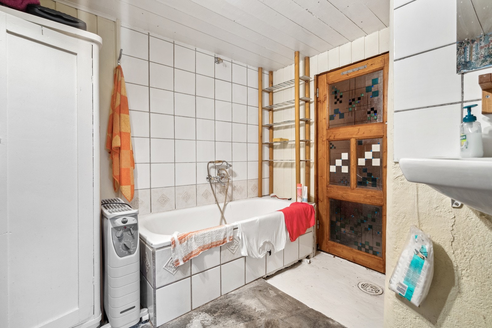 Bad i kjeller med inngang til badstue. Galleribilde