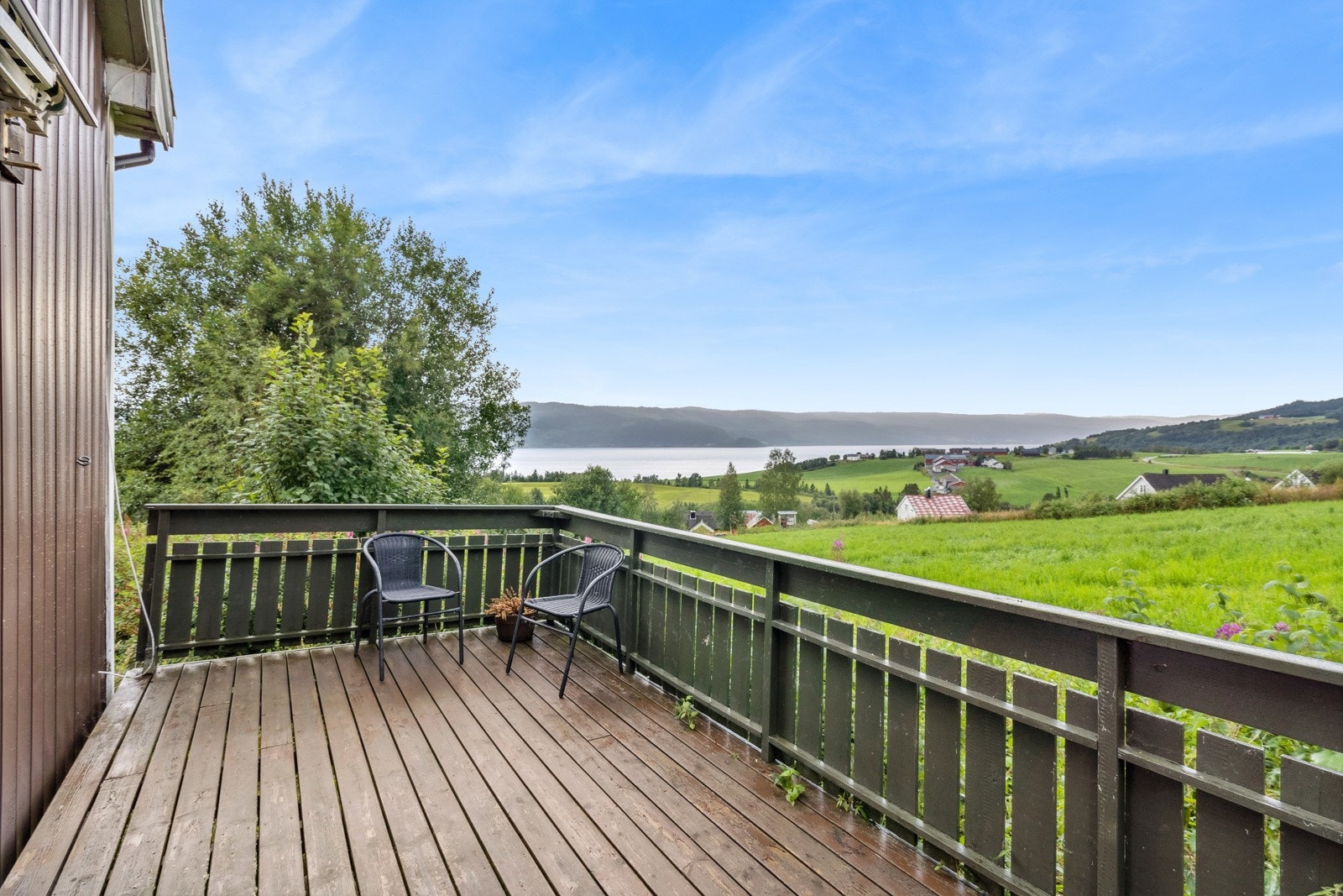 Romslig terrasse med gode solforhold og fantastisk utsikt over Selbusjøen Galleribilde